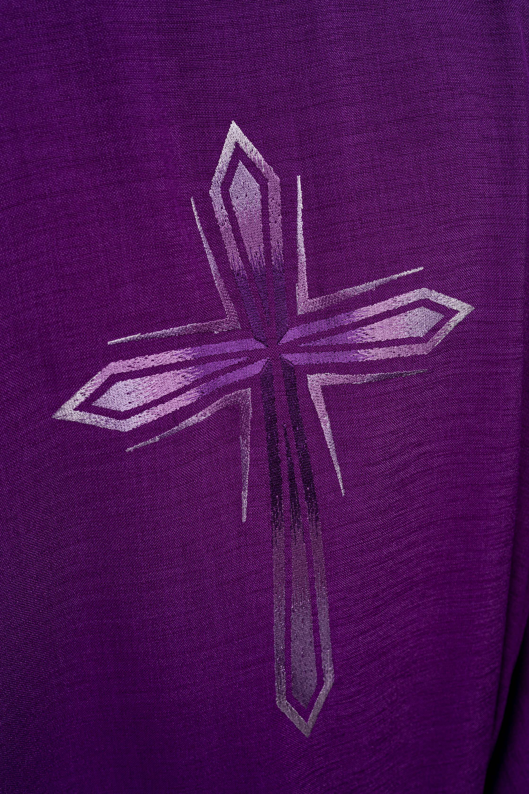 Chasuble avec croix brodée en violet