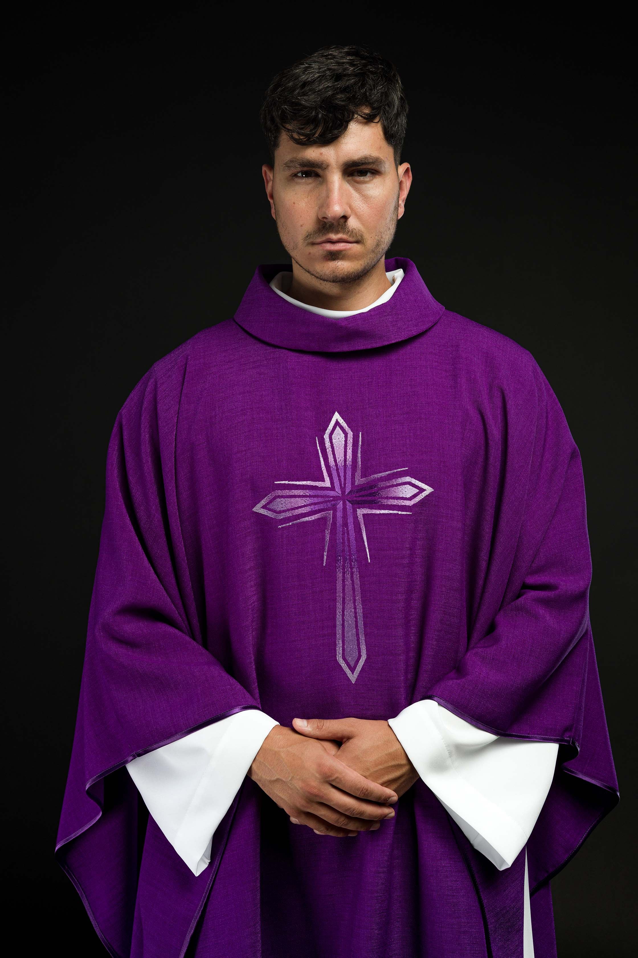 Chasuble avec croix brodée en violet