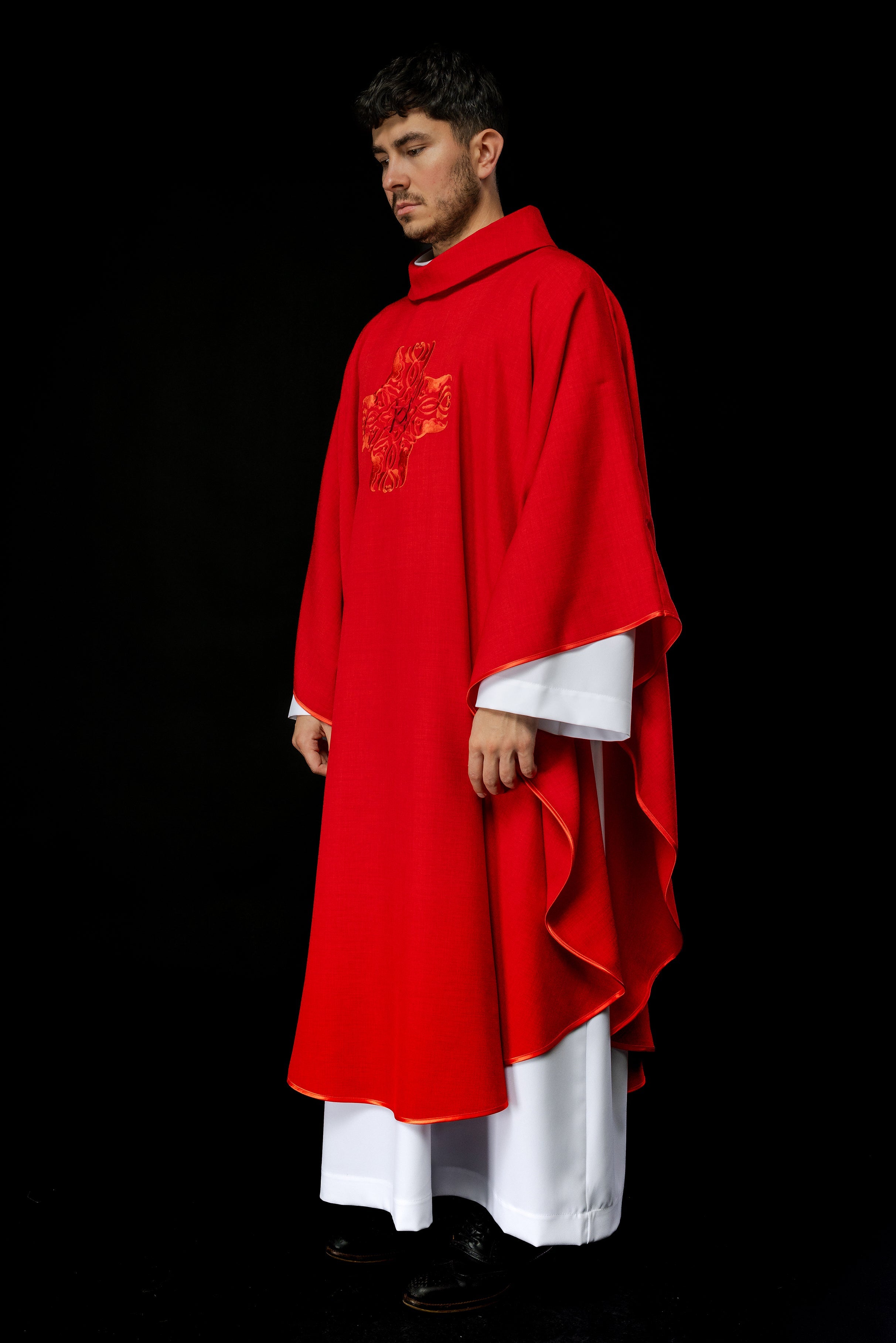 Chasuble rouge avec une broderie de Croix