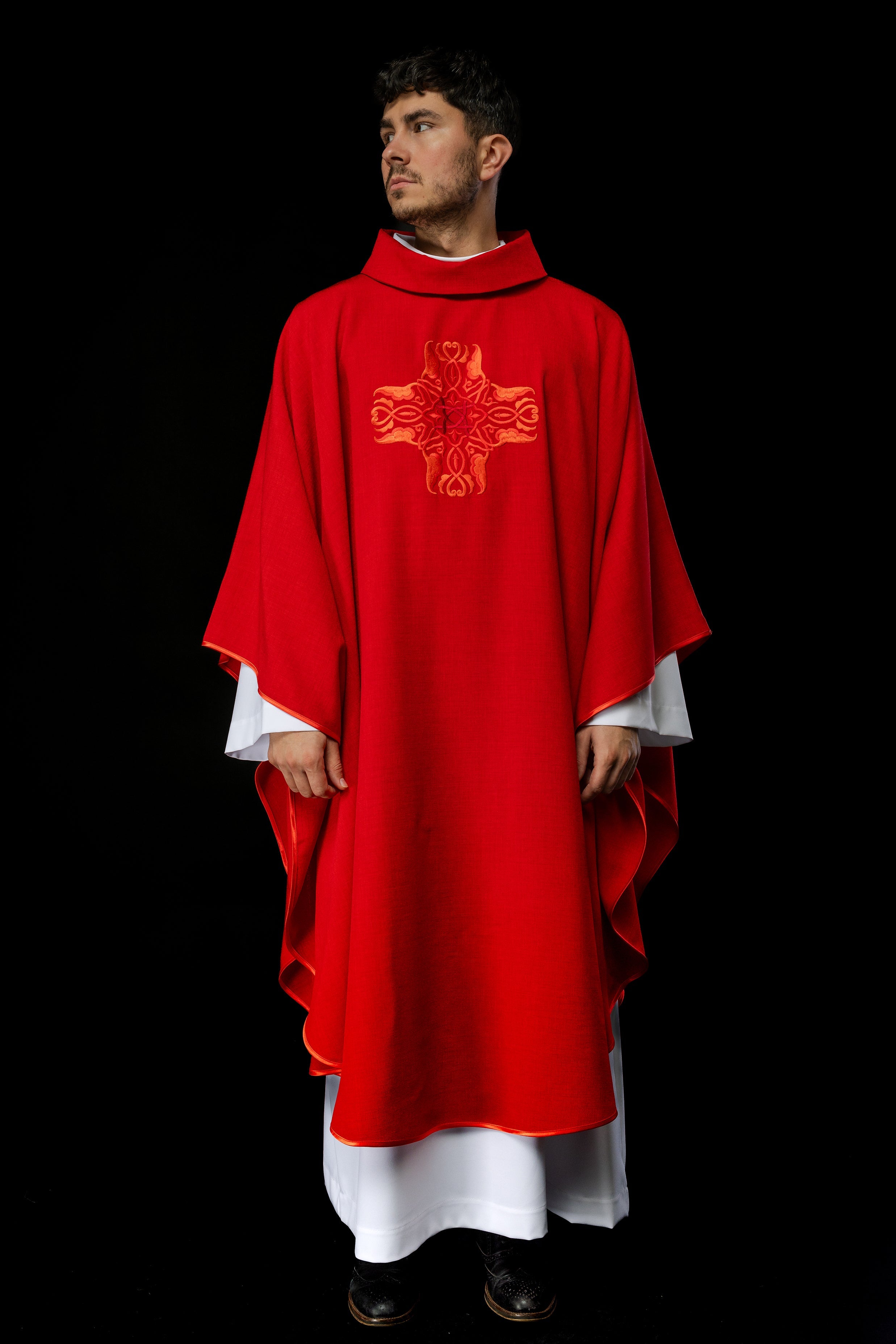 Chasuble rouge avec une broderie de Croix