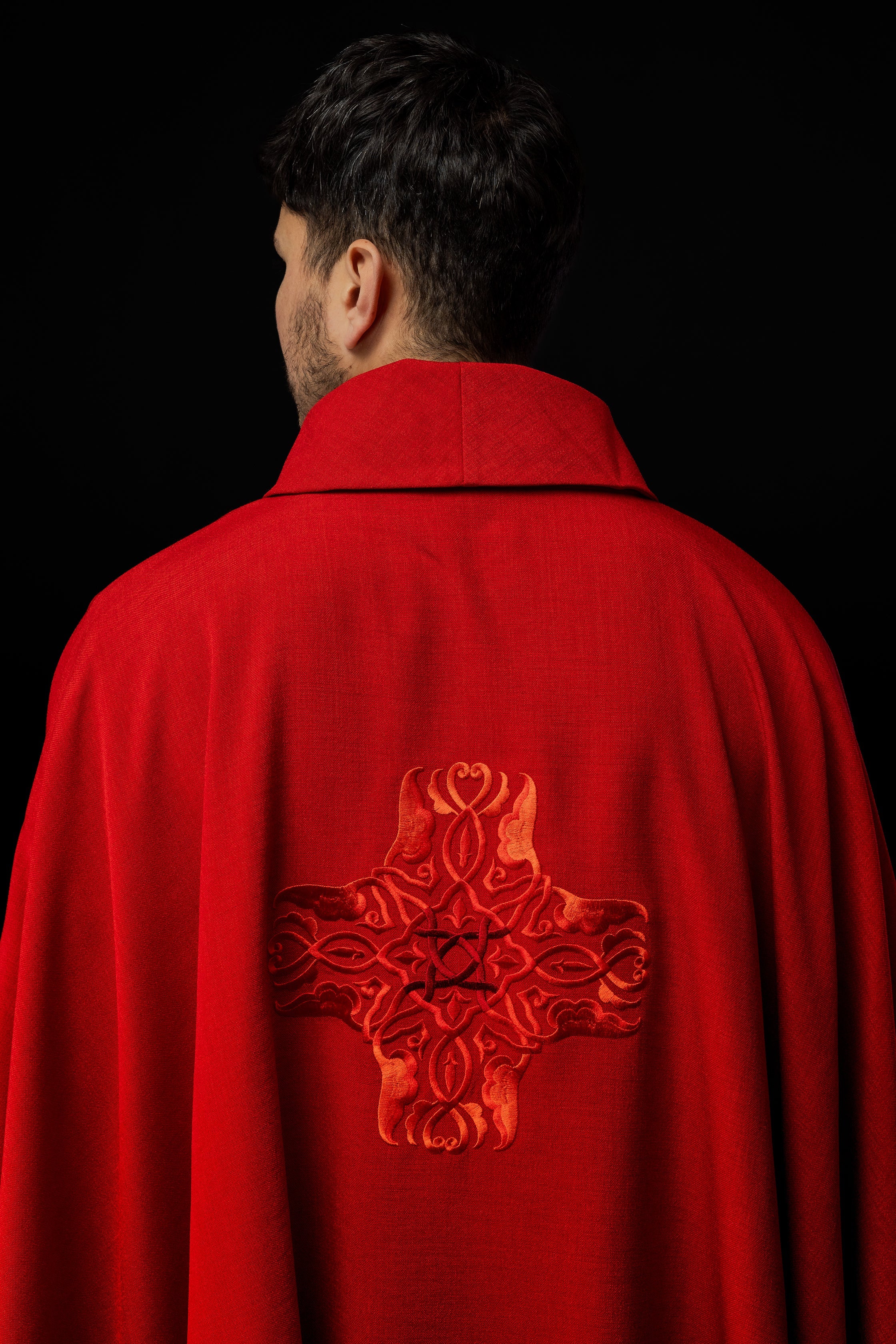 Chasuble rouge avec une broderie de Croix