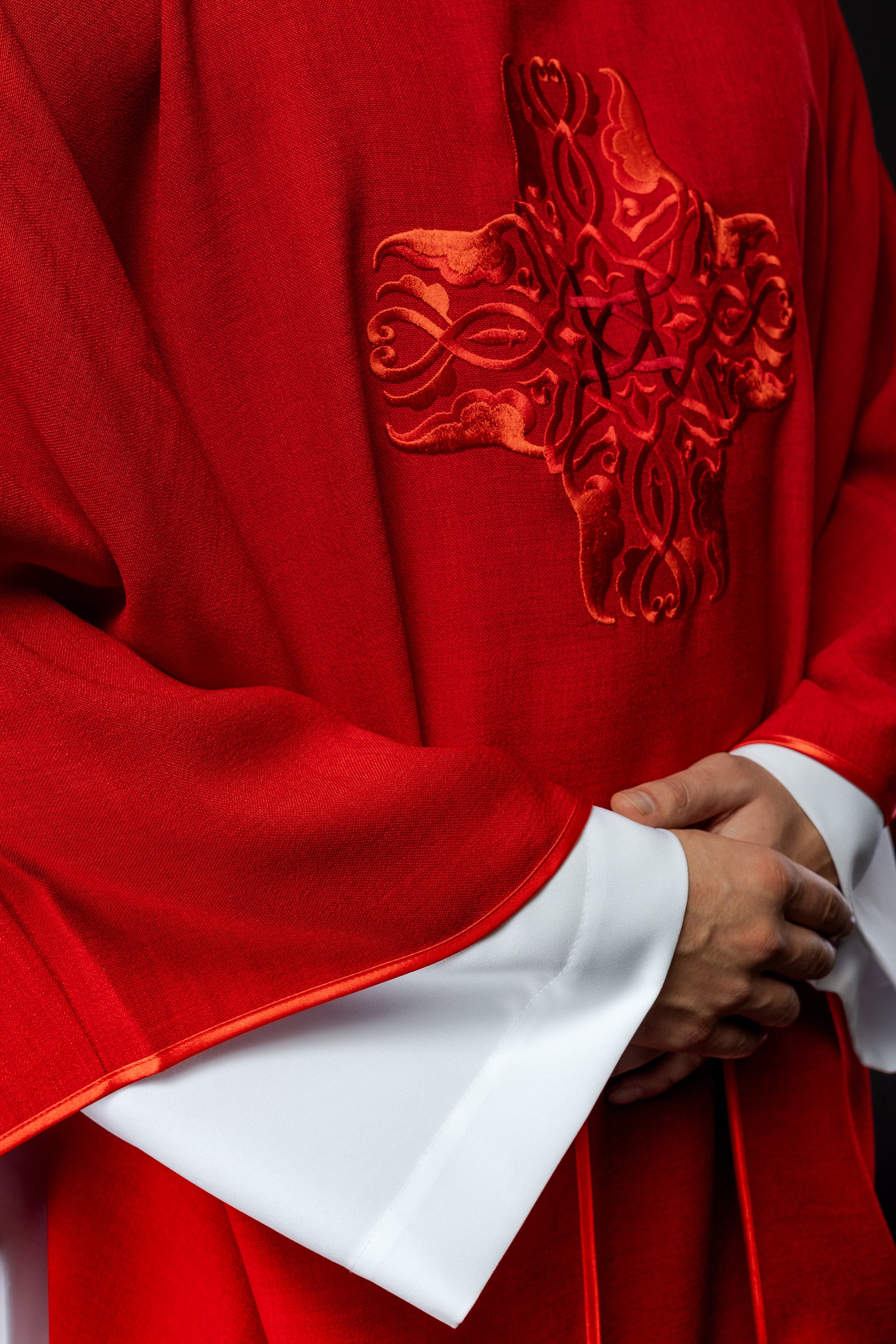 Chasuble rouge avec une broderie de Croix