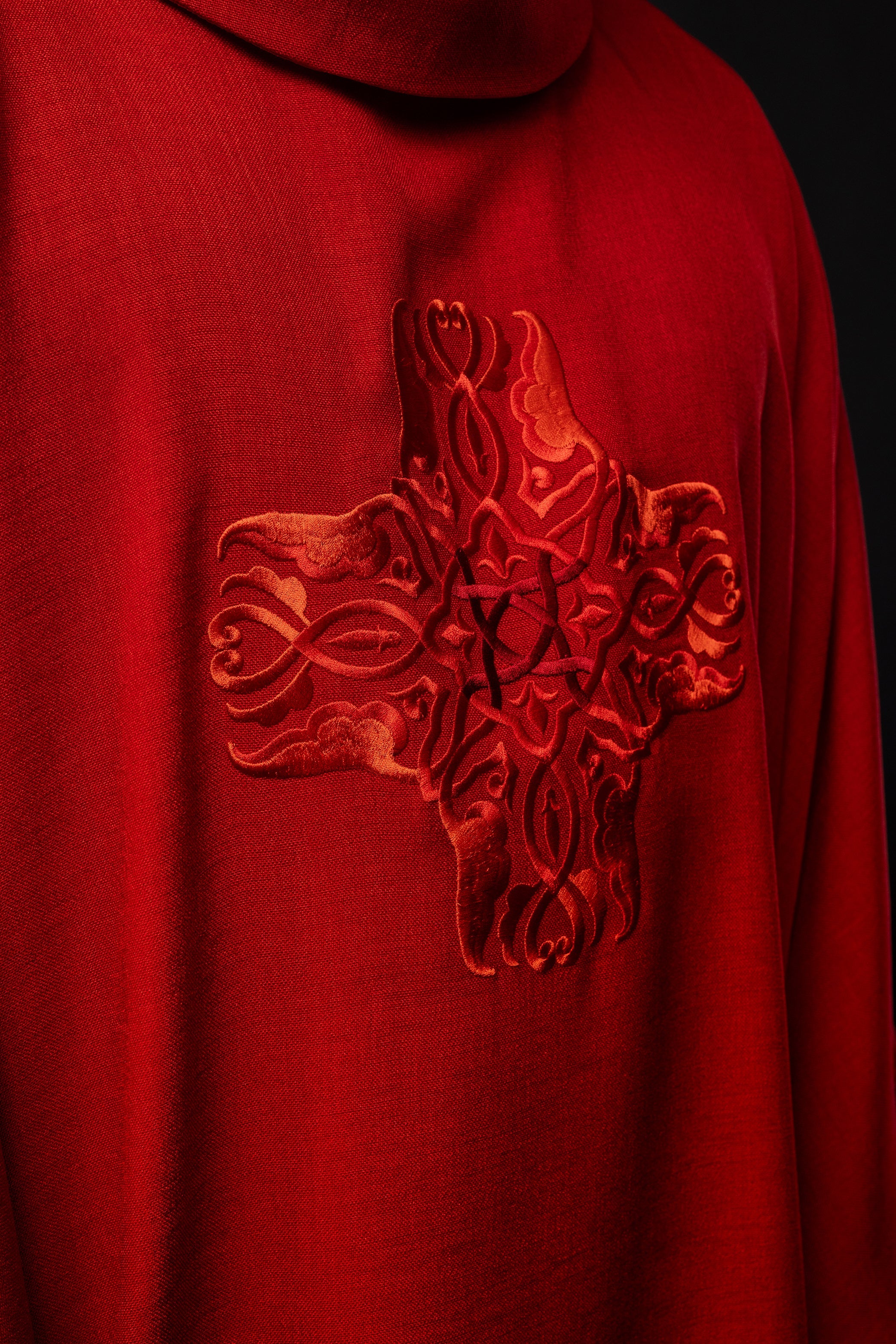 Chasuble rouge avec une broderie de Croix