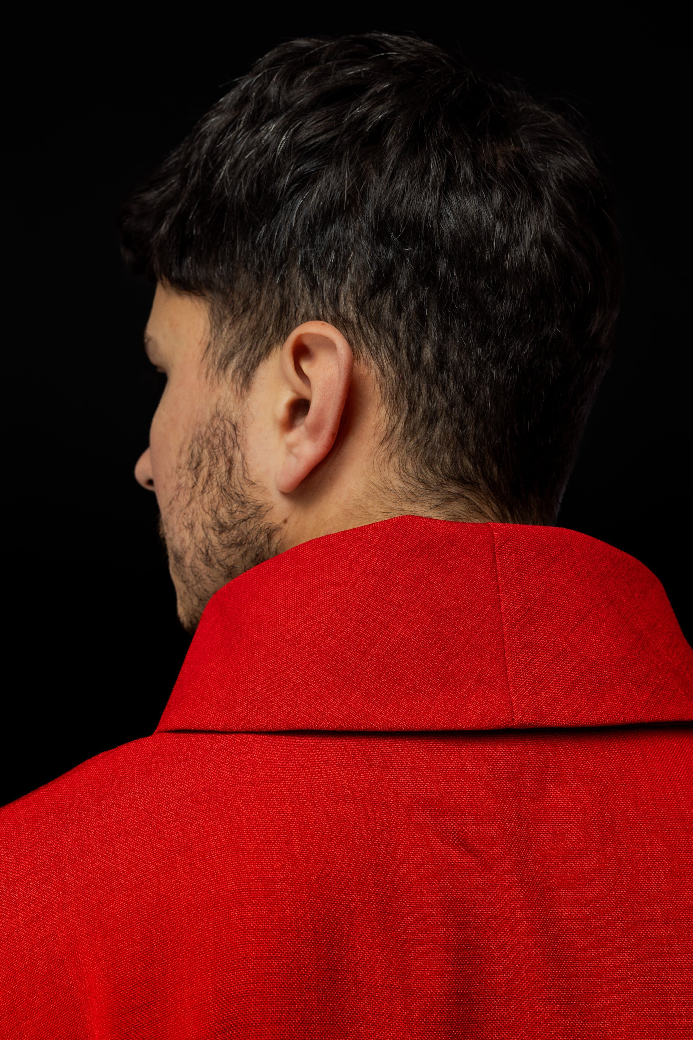 Chasuble rouge avec une broderie de Croix