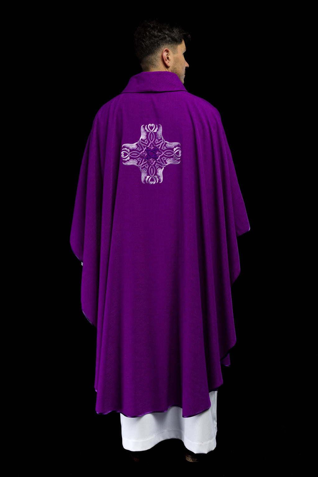Chasuble violette avec broderie de la Croix