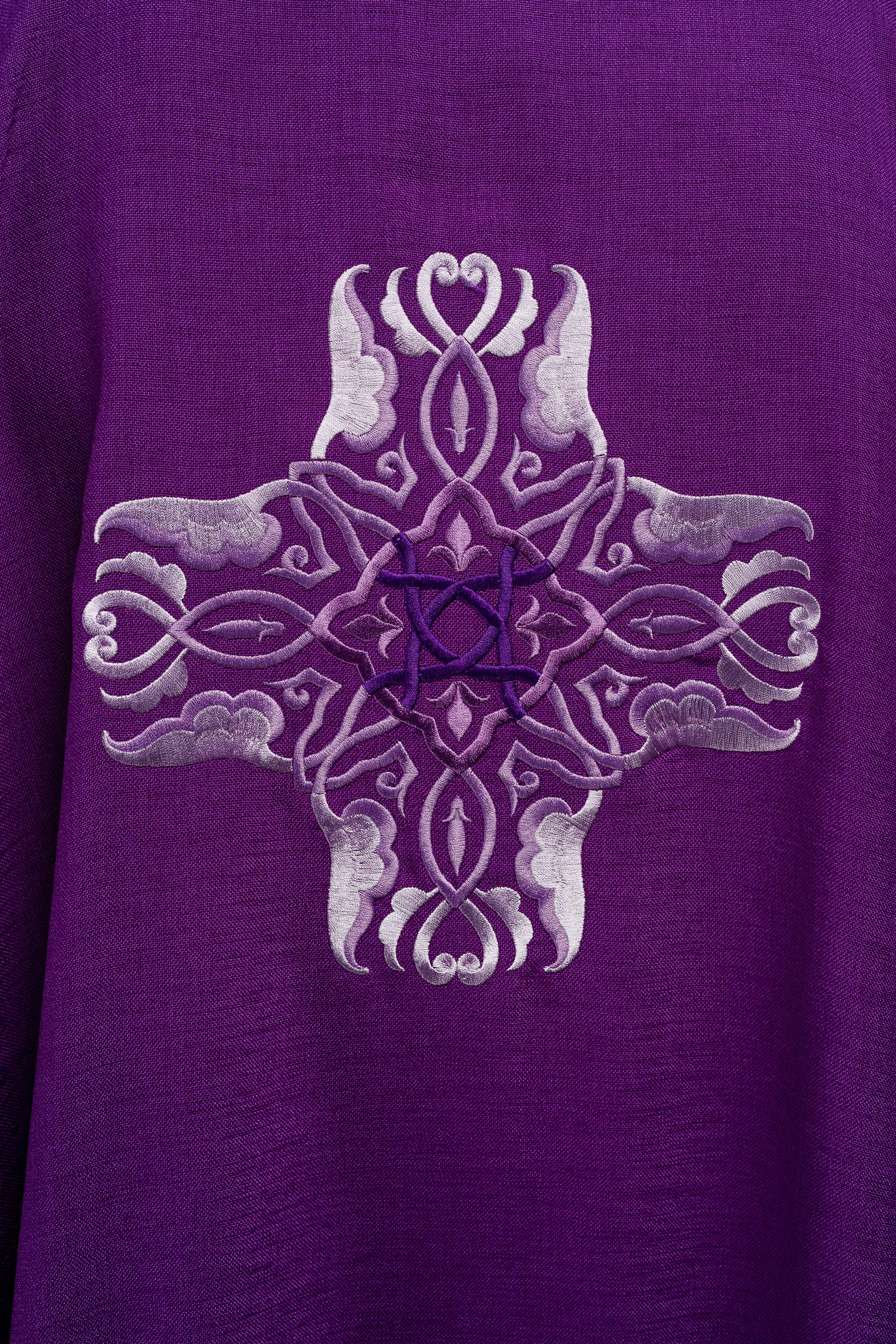 Chasuble violette avec broderie de la Croix