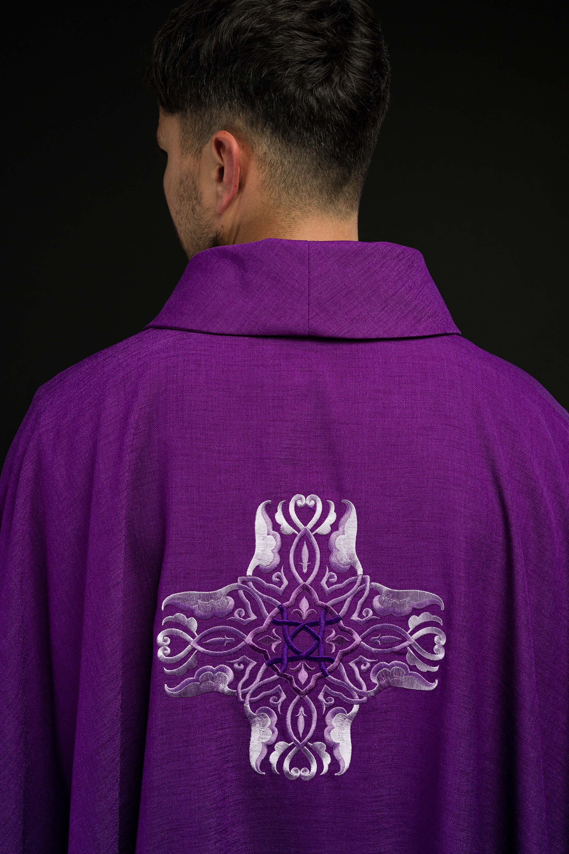 Chasuble violette avec broderie de la Croix