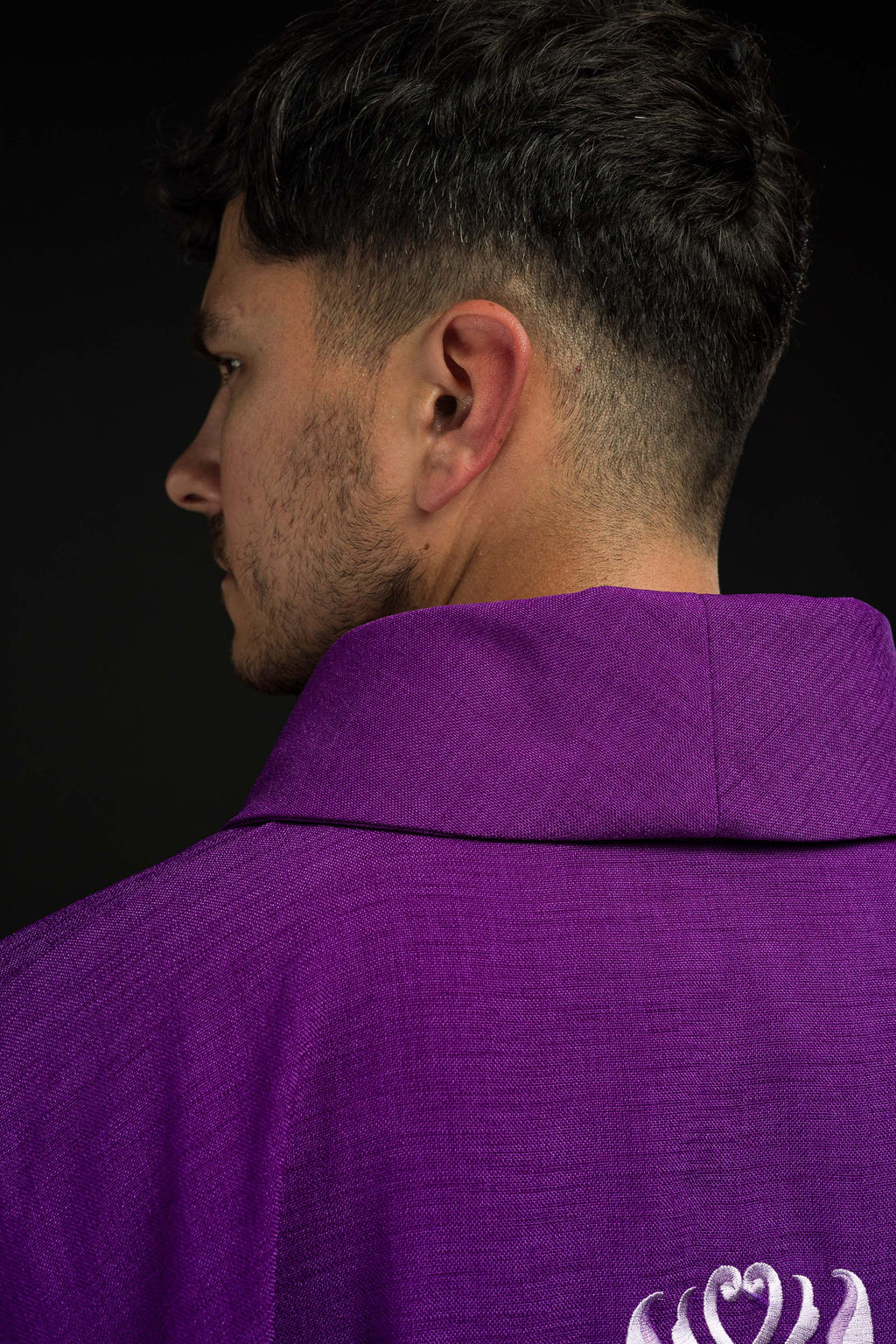 Chasuble violette avec broderie de la Croix