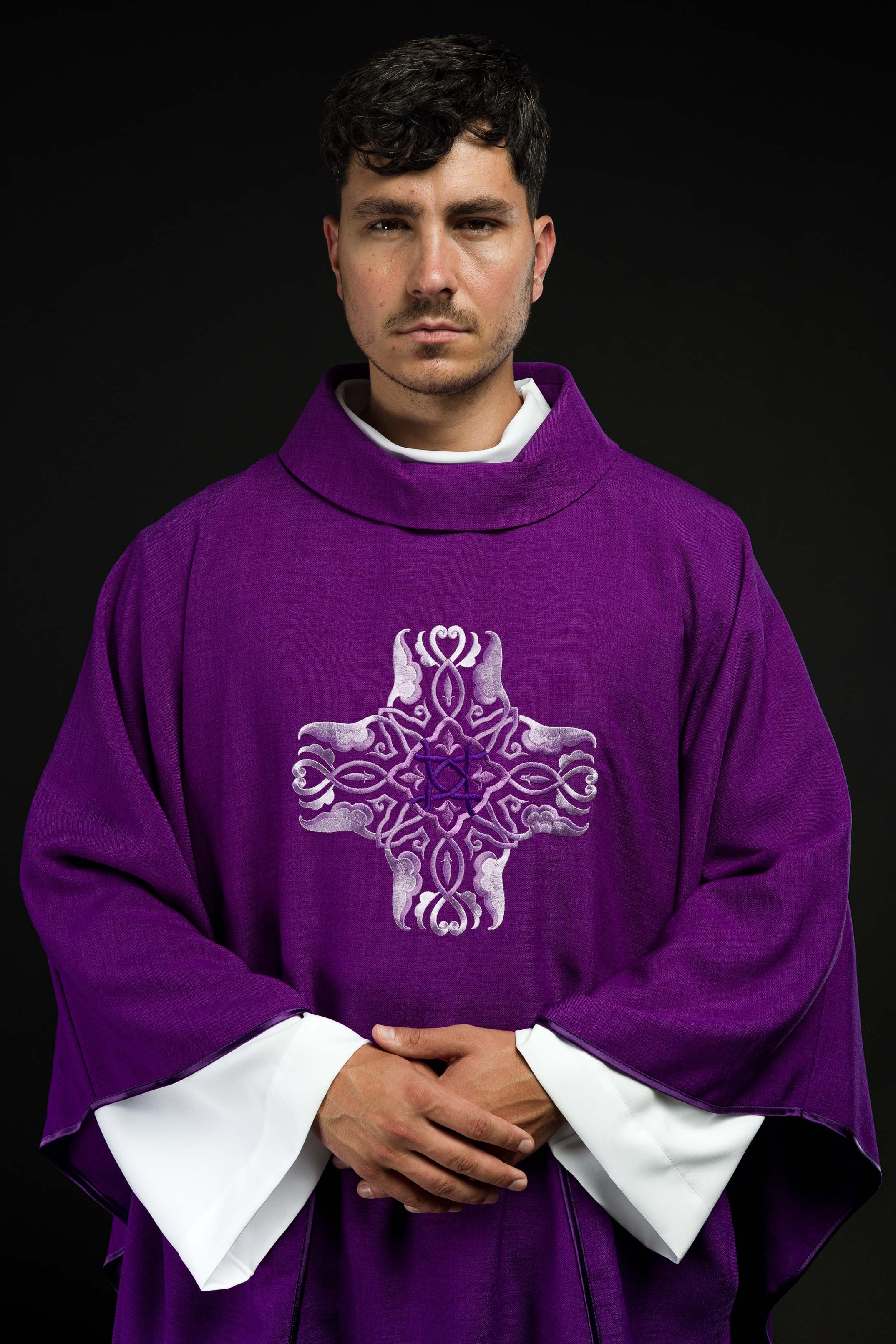 Chasuble violette avec broderie de la Croix