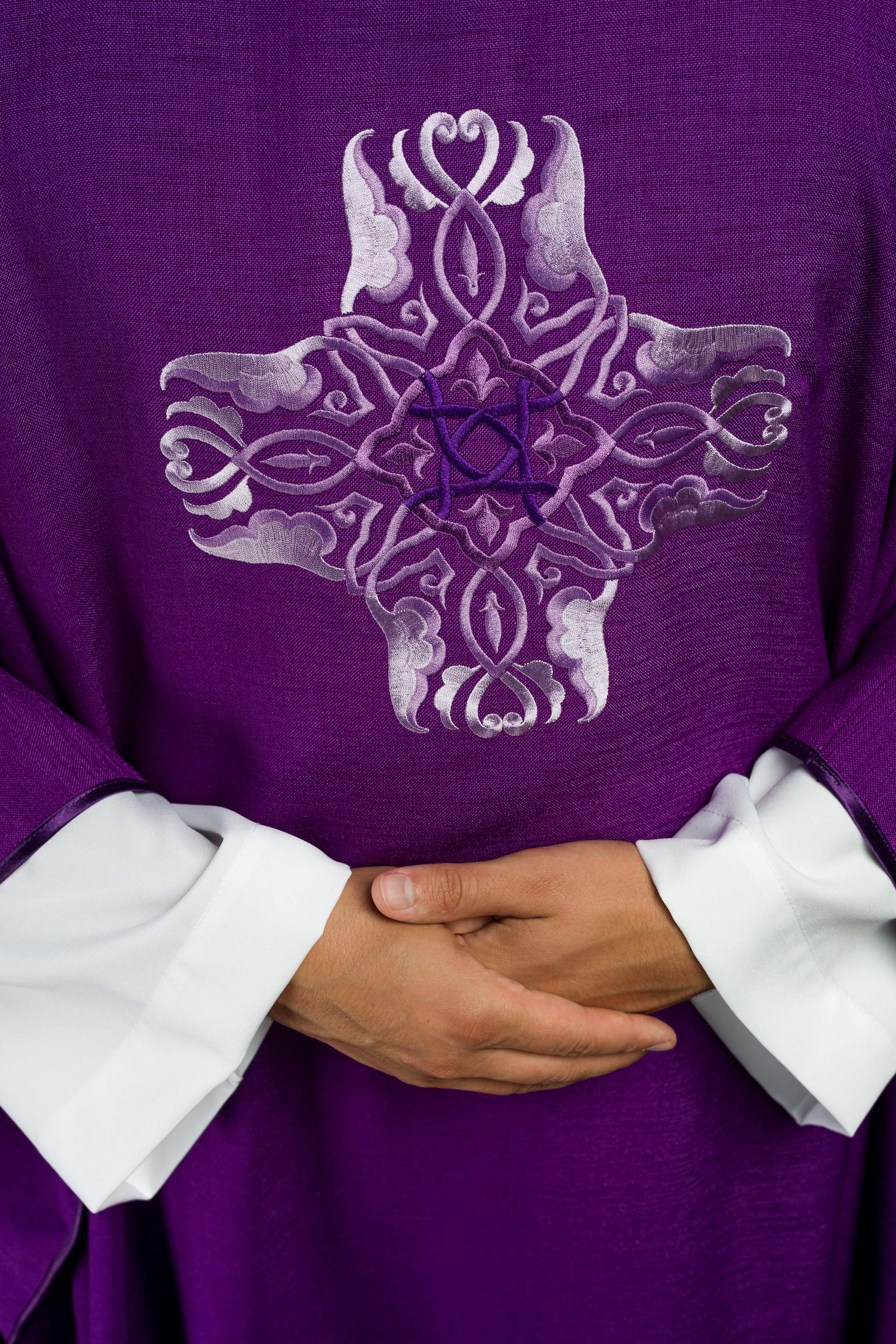 Chasuble violette avec broderie de la Croix
