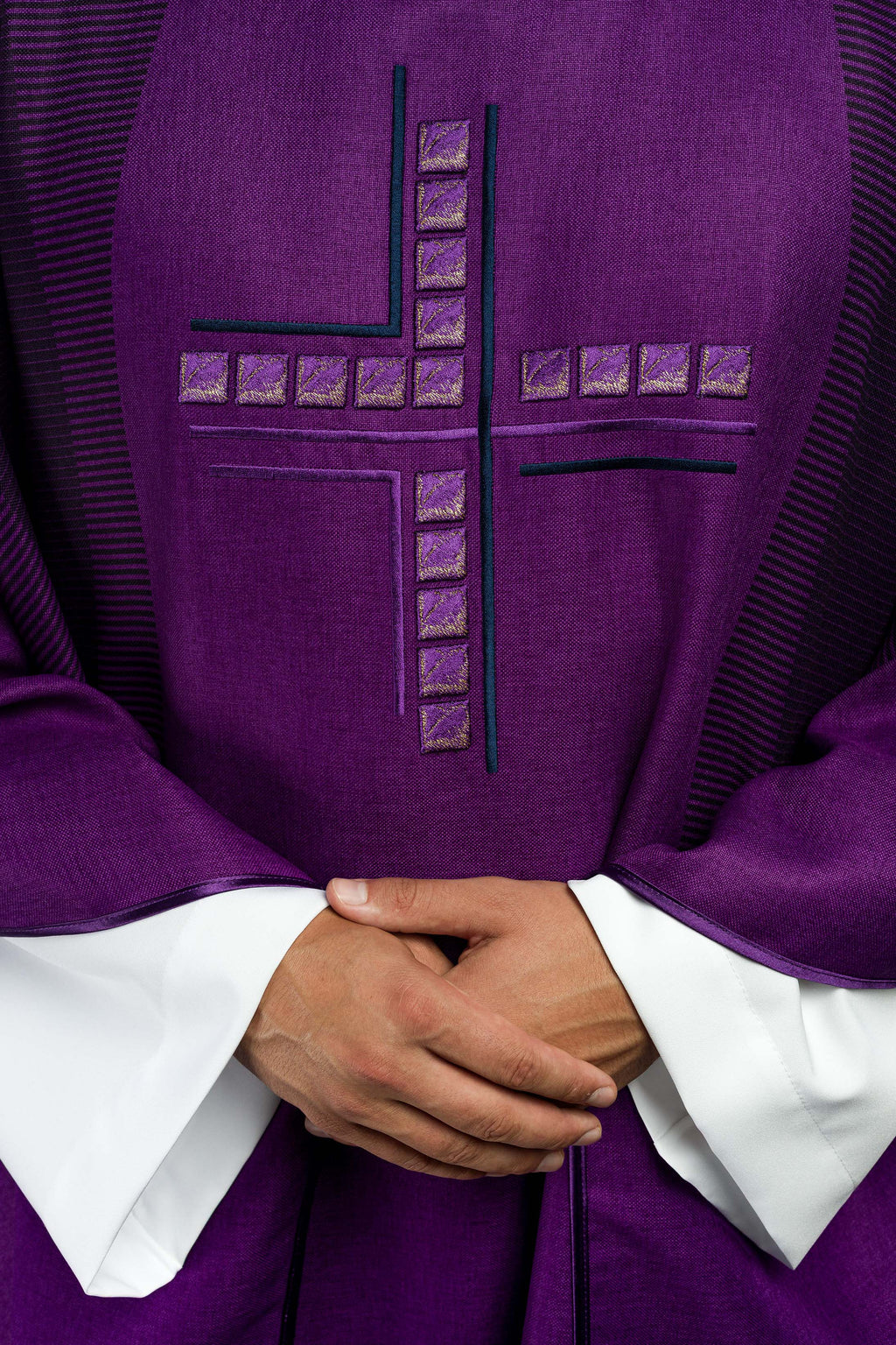 Chasuble violette avec croix