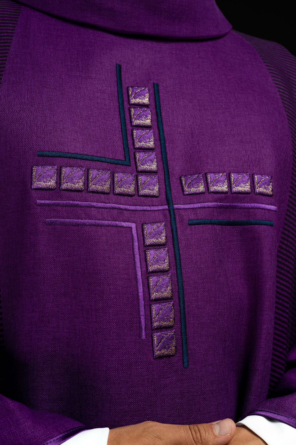 Chasuble violette avec croix