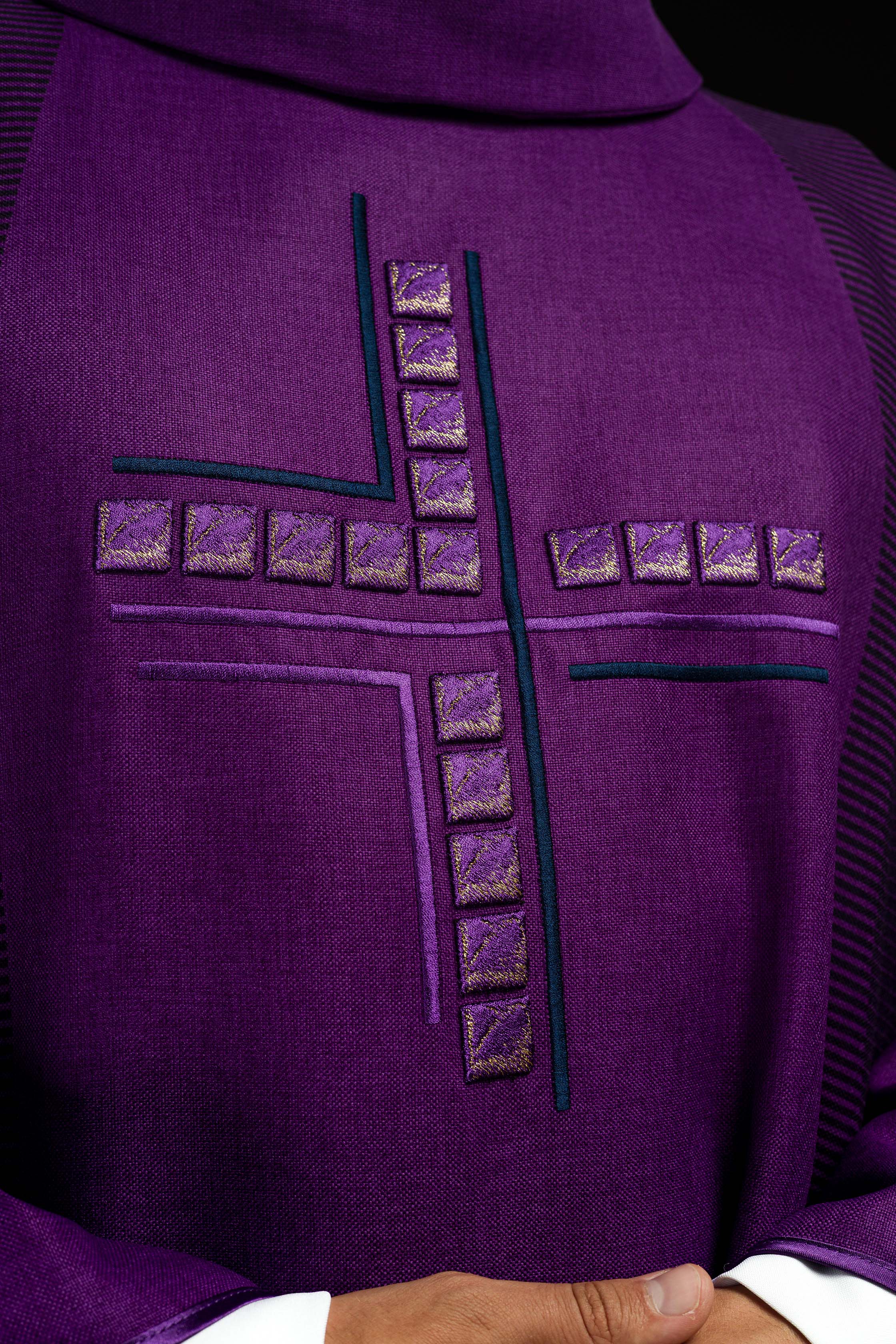 Chasuble violette avec croix