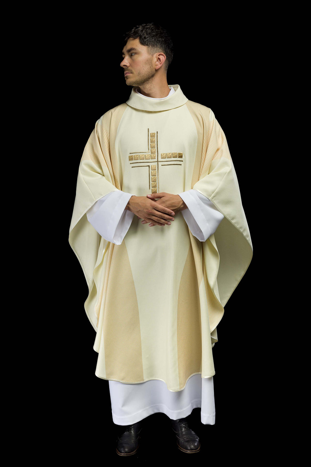 Chasuble en écru avec croix brodée