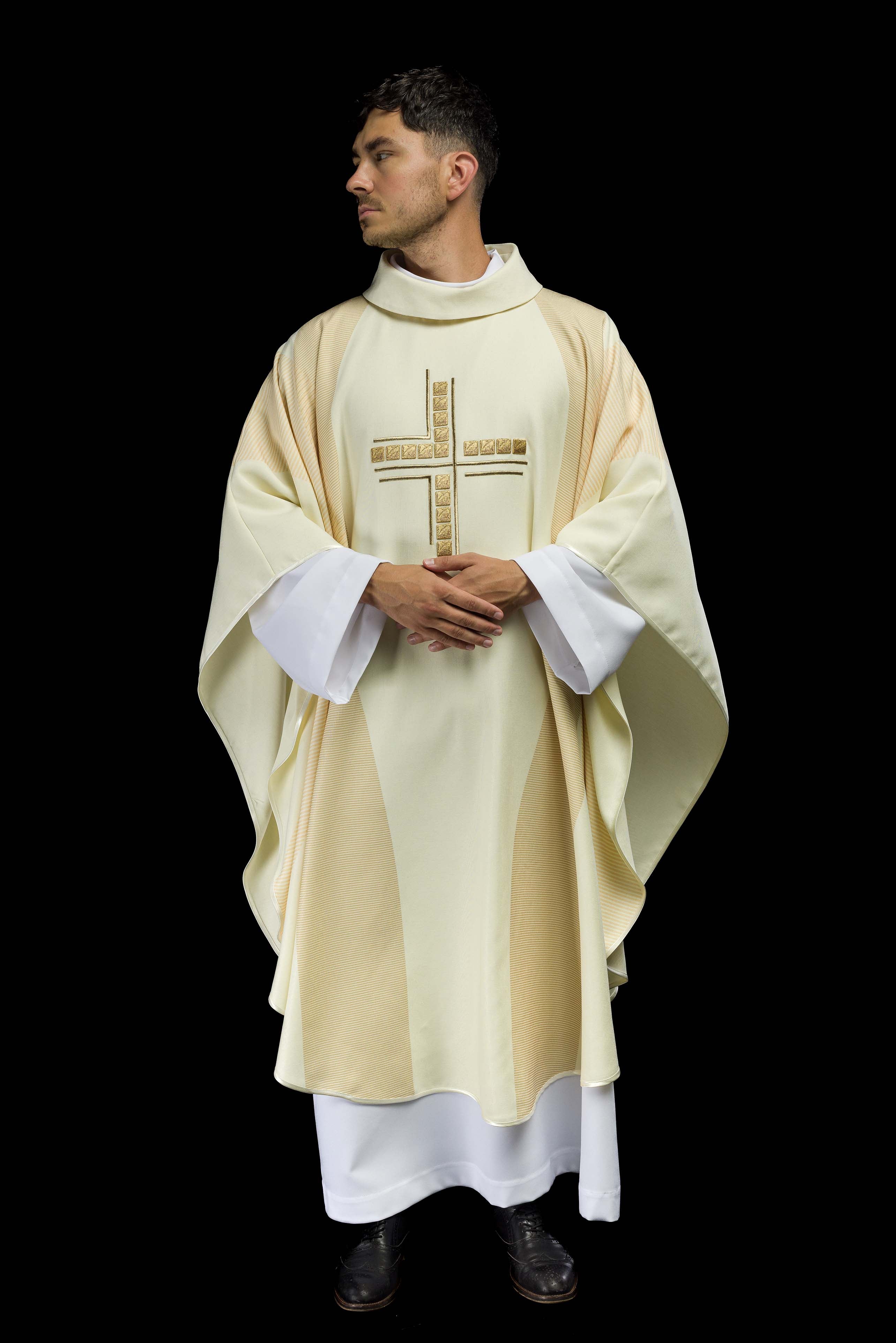 Chasuble en écru avec croix brodée