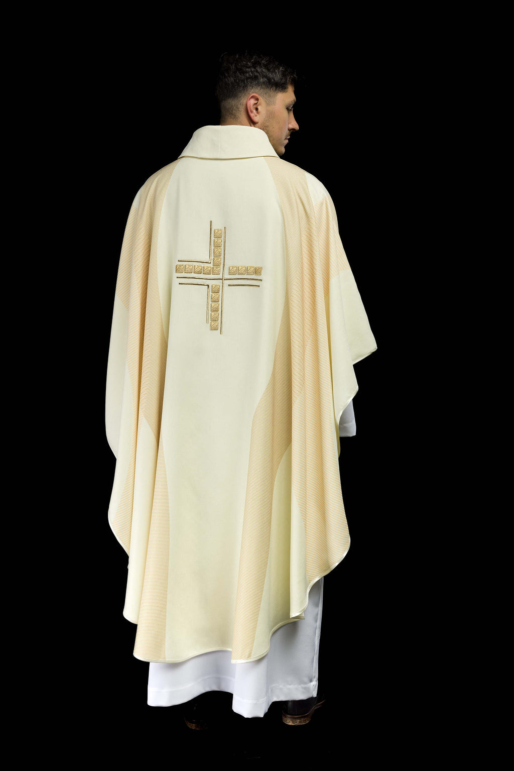 Chasuble en écru avec croix brodée