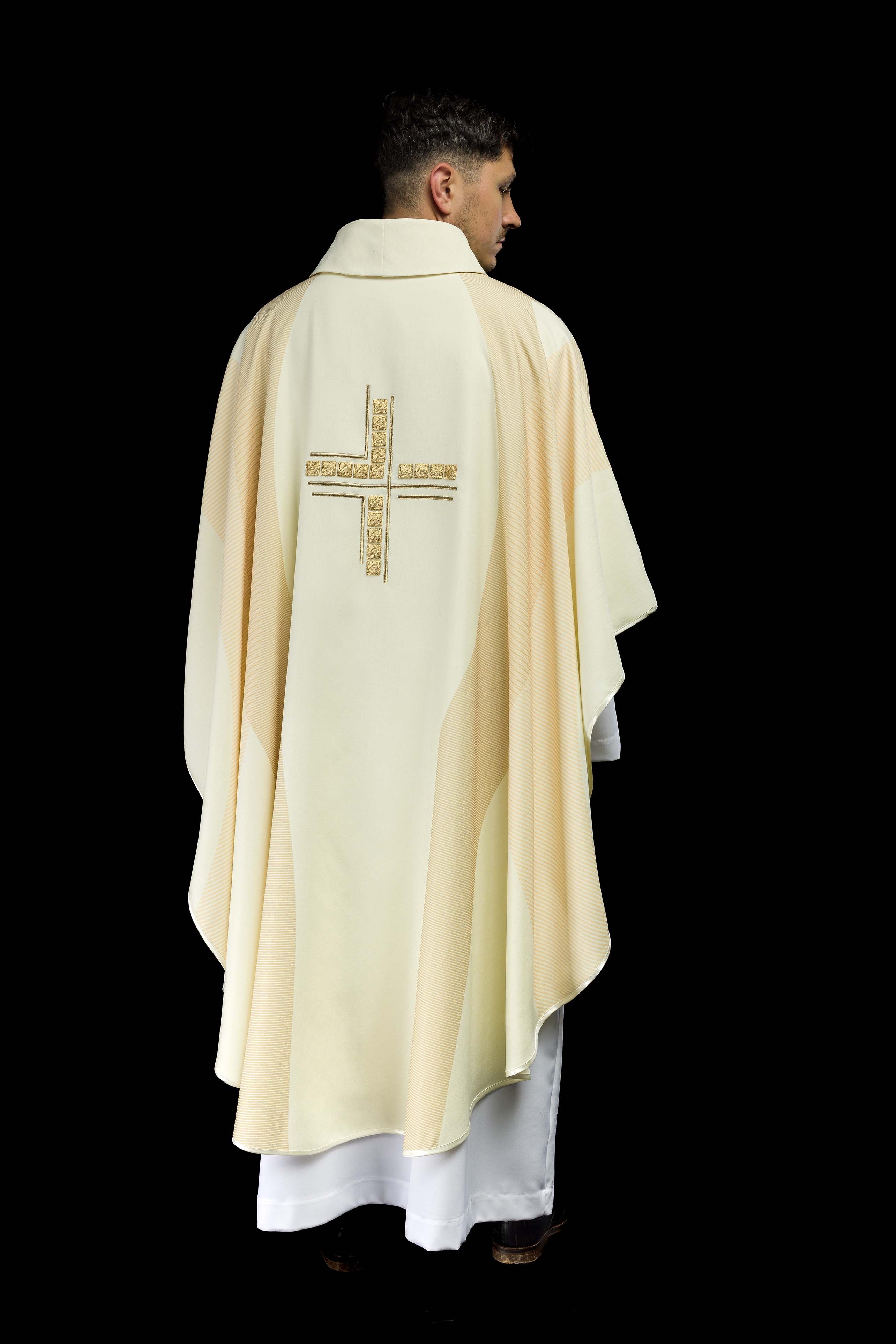 Chasuble en écru avec croix brodée