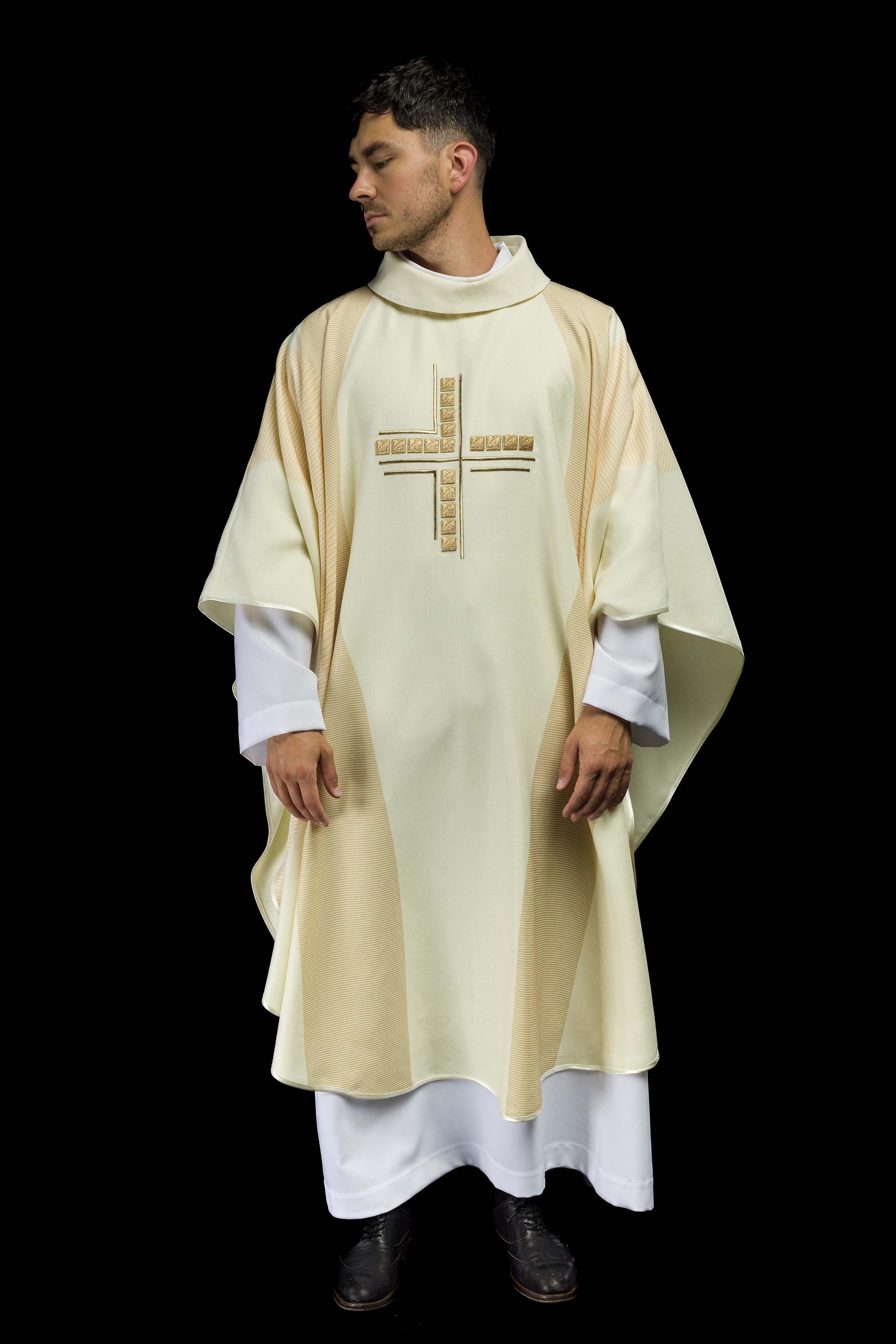 Chasuble en écru avec croix brodée
