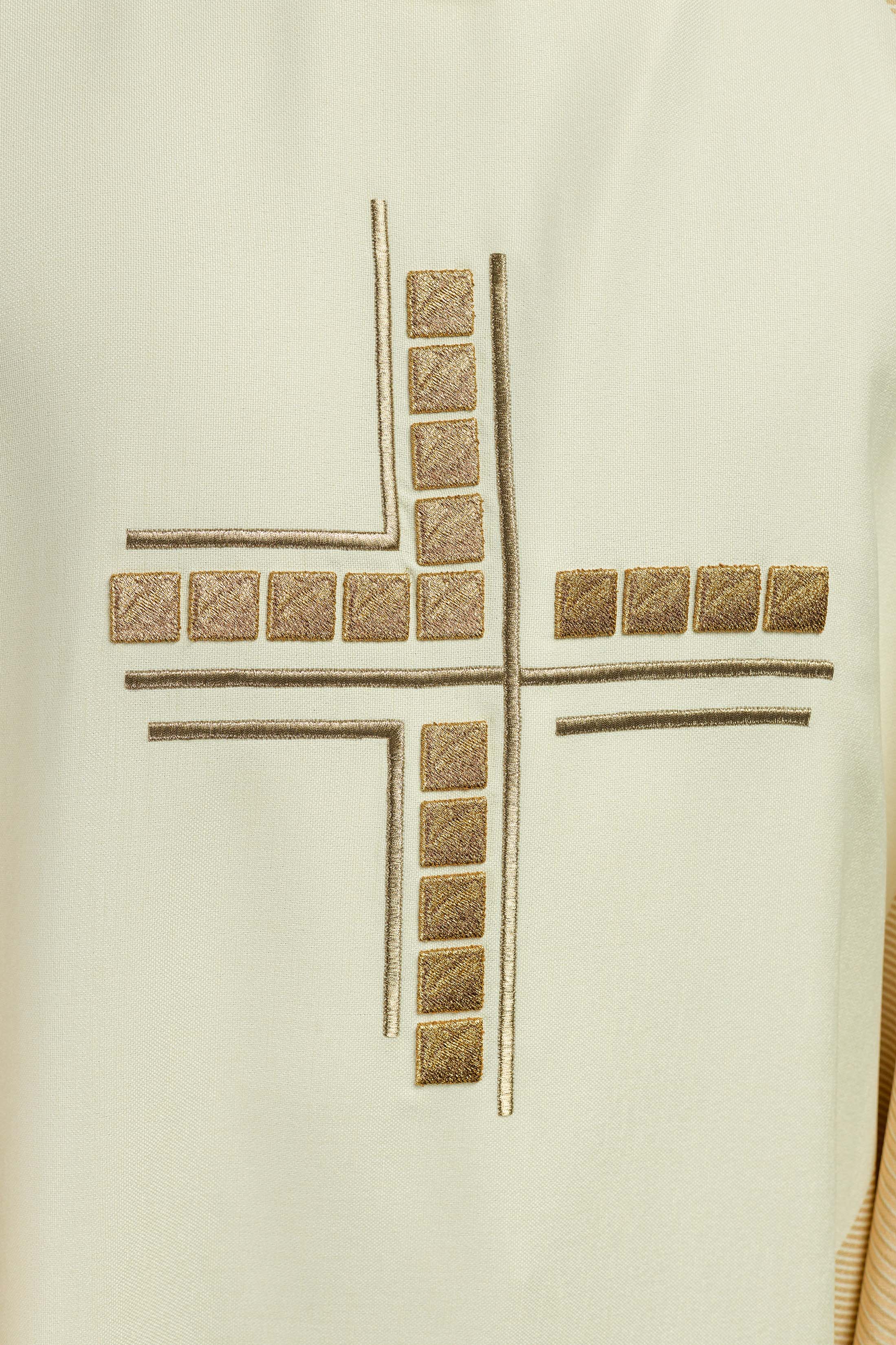 Chasuble en écru avec croix brodée