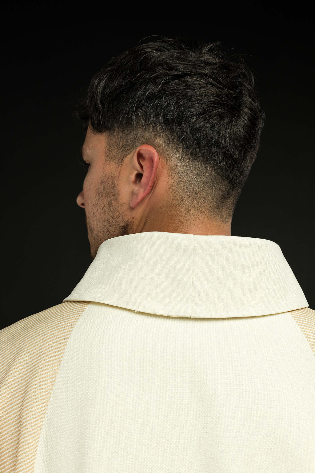 Chasuble en écru avec croix brodée