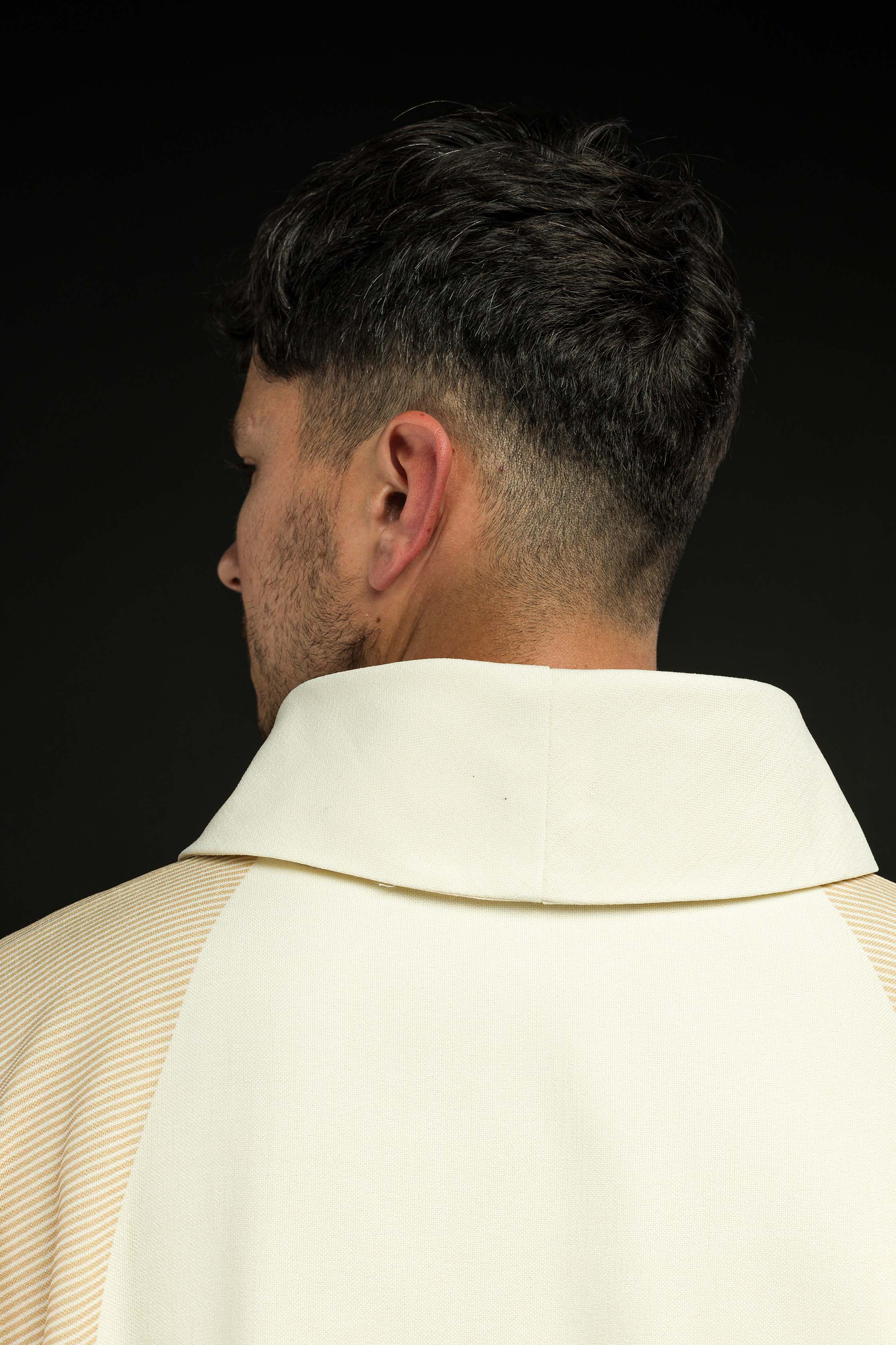 Chasuble en écru avec croix brodée