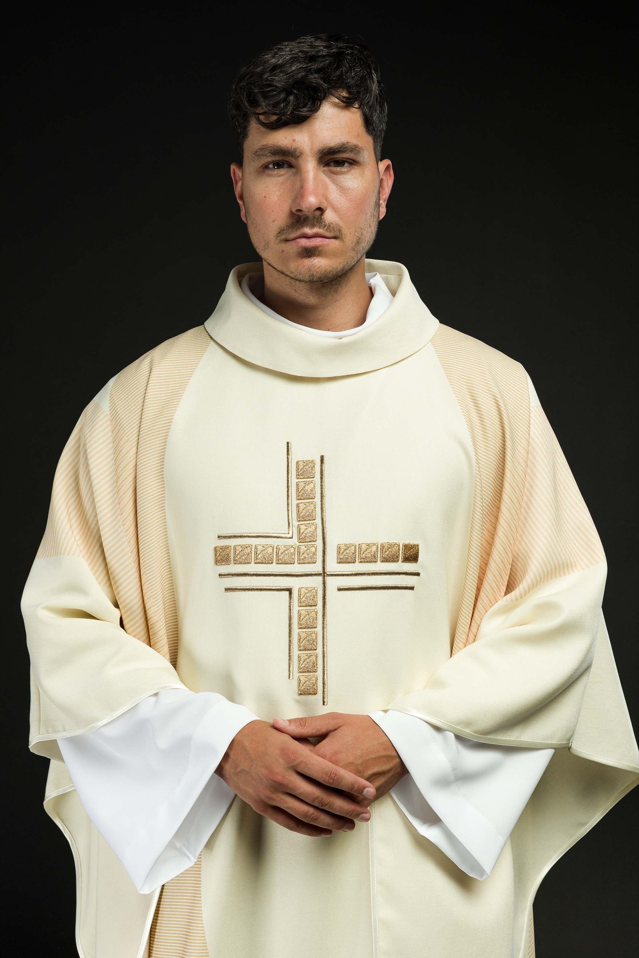 Chasuble en écru avec croix brodée