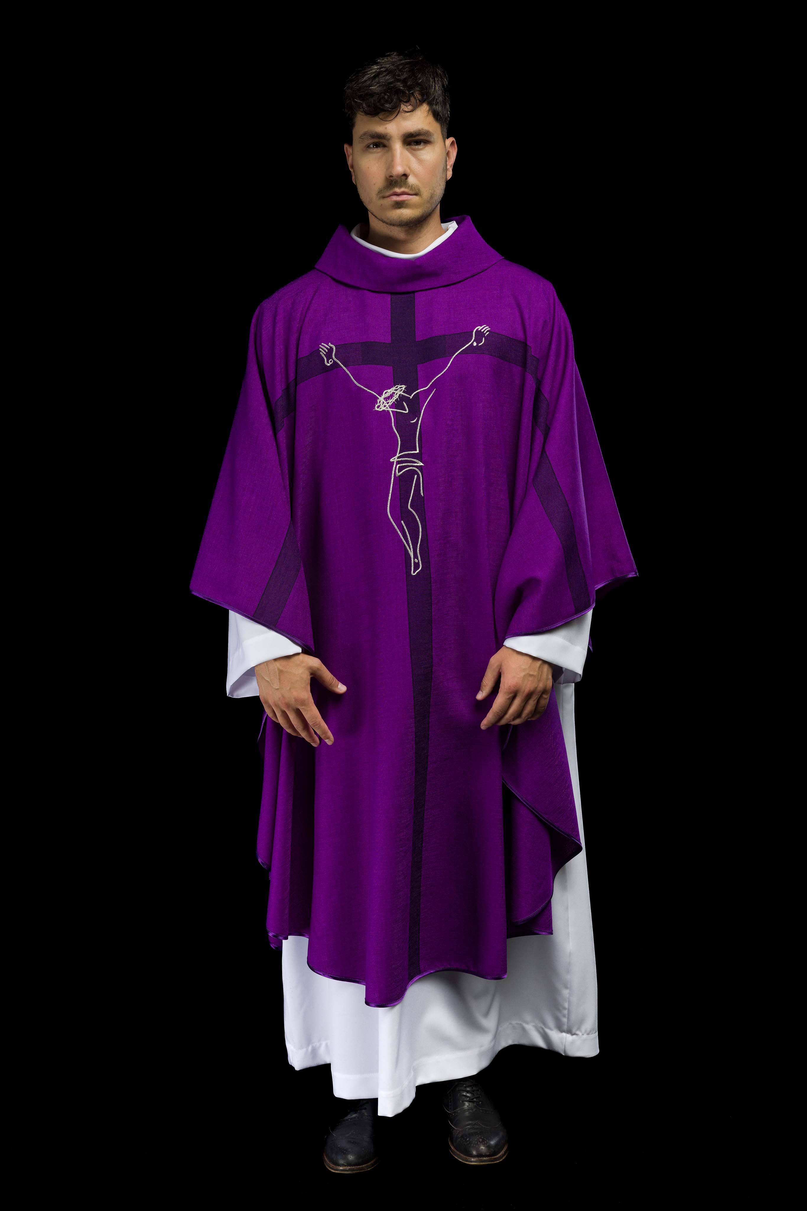 Ornat avec motif Jésus sur la croix, couleur violet