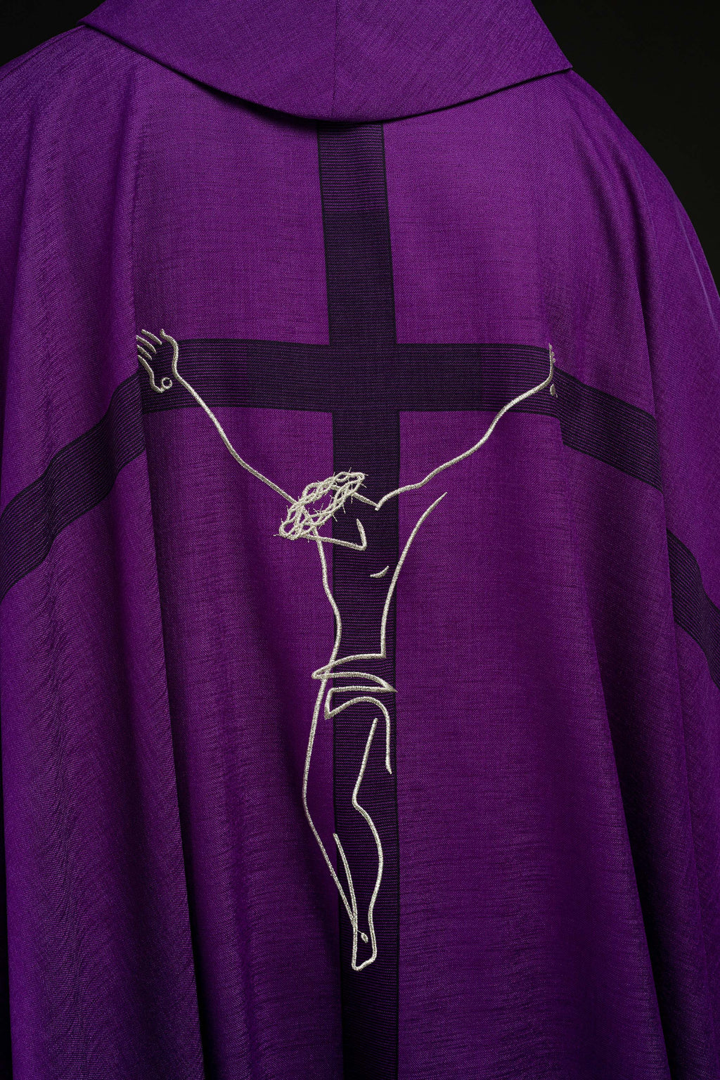 Ornat avec motif Jésus sur la croix, couleur violet