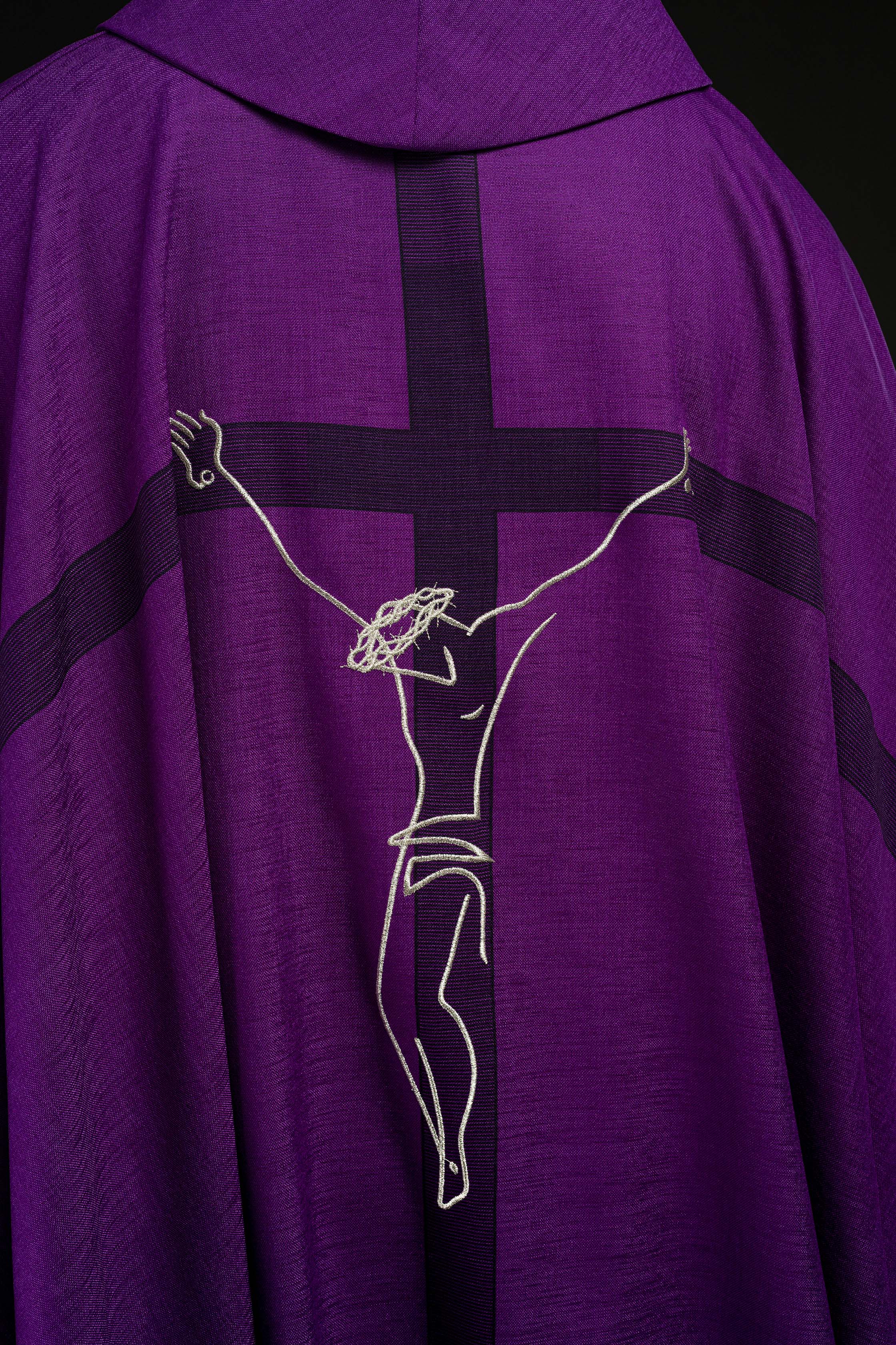 Ornat avec motif Jésus sur la croix, couleur violet
