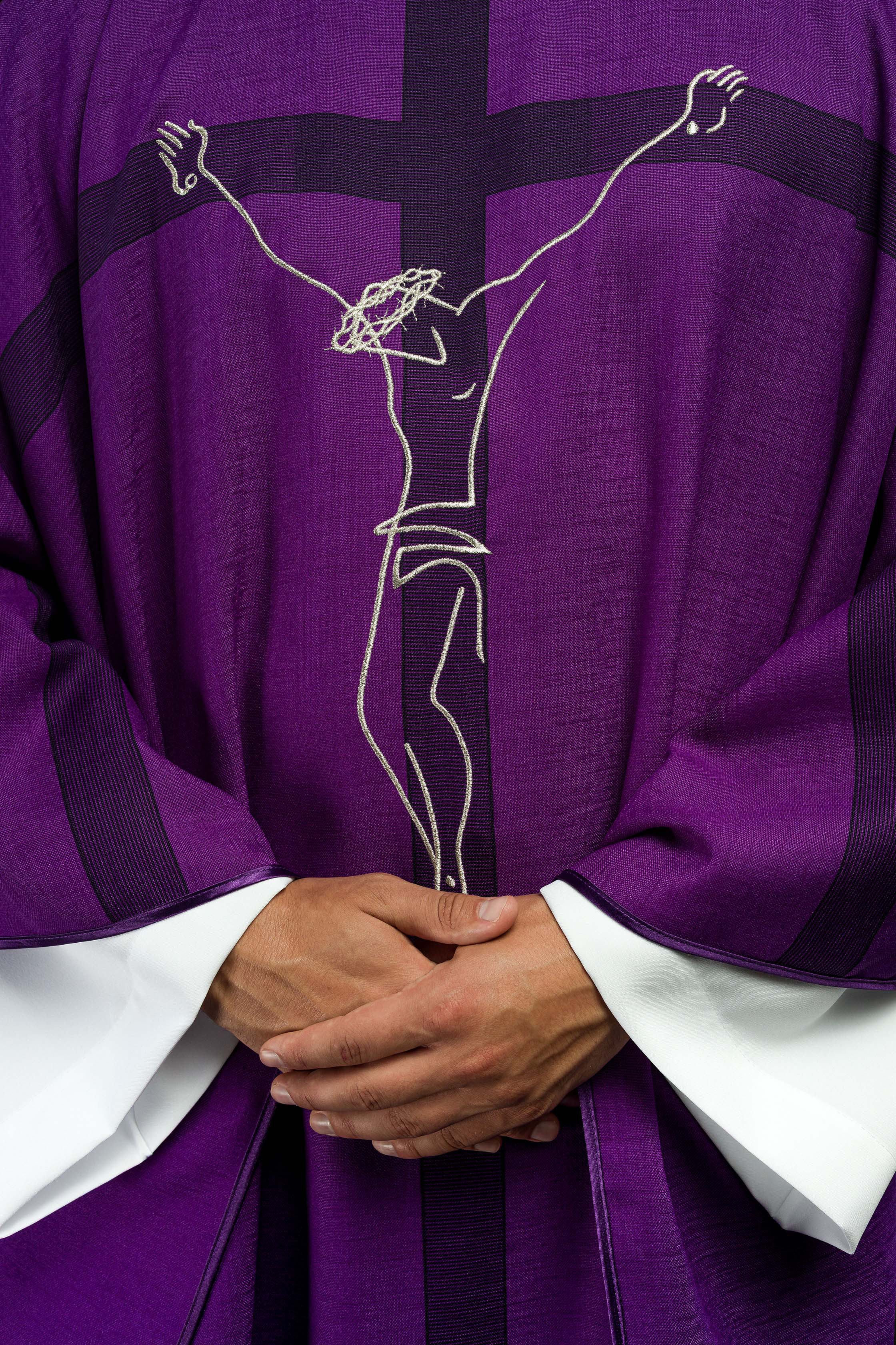 Ornat avec motif Jésus sur la croix, couleur violet