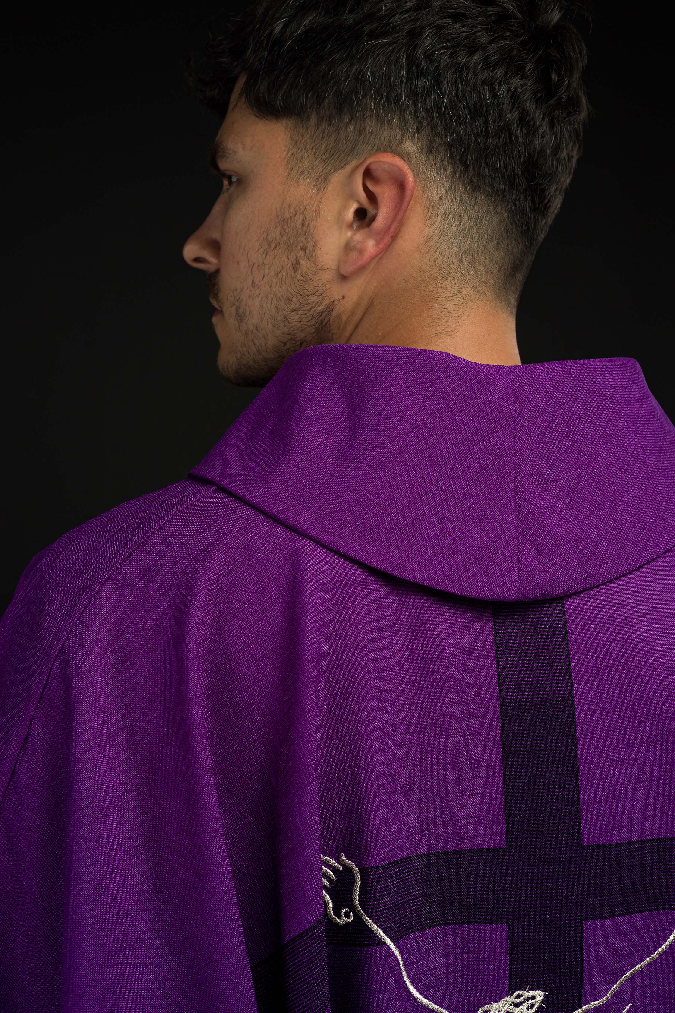 Ornat avec motif Jésus sur la croix, couleur violet