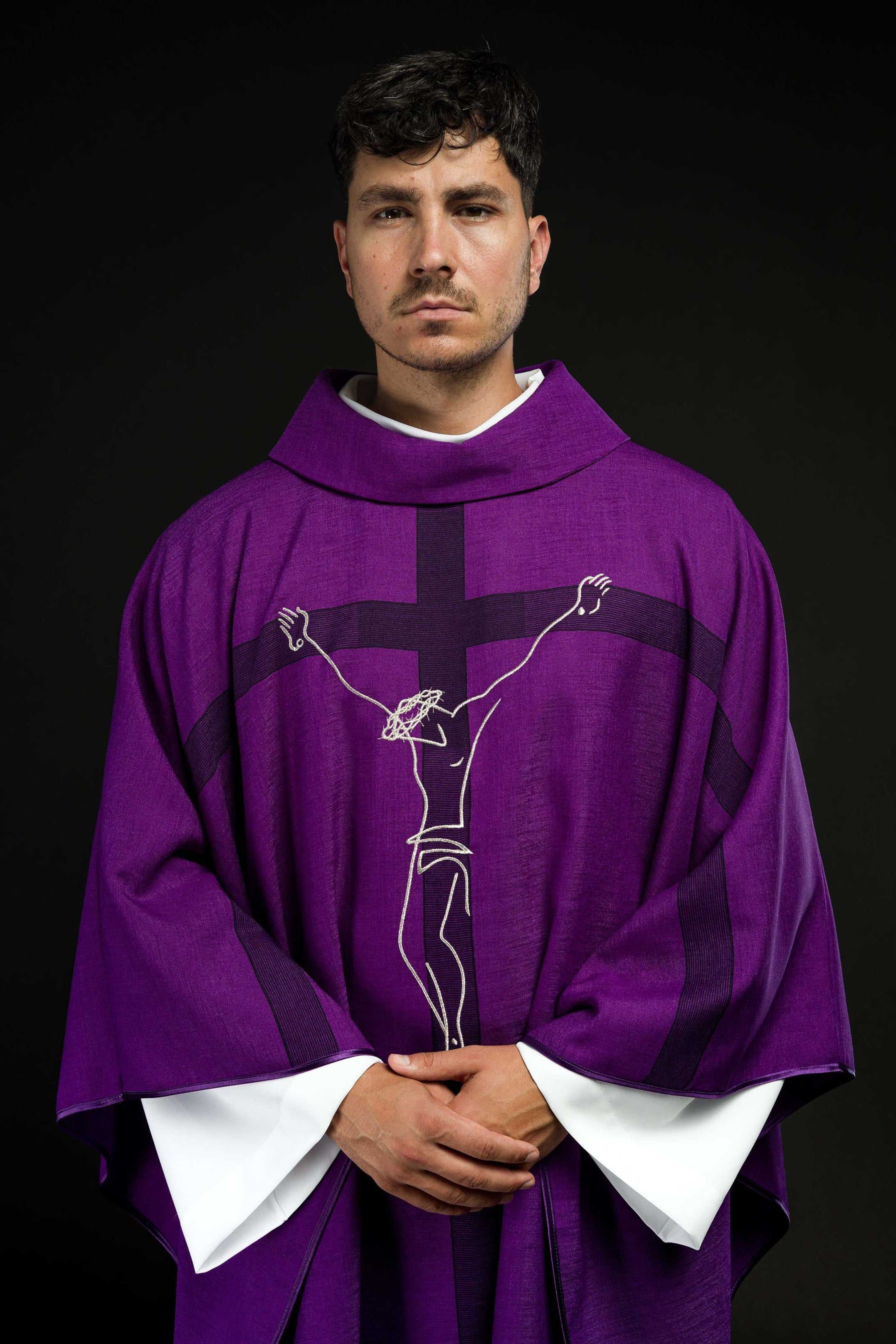 Ornat avec motif Jésus sur la croix, couleur violet