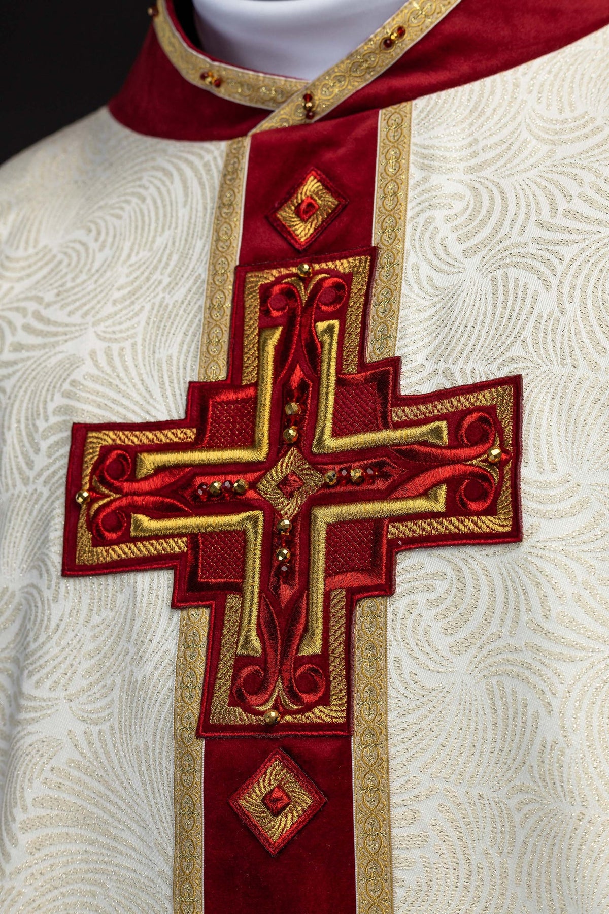 Chasuble faite main avec croix brodée et pierres naturelles 7012