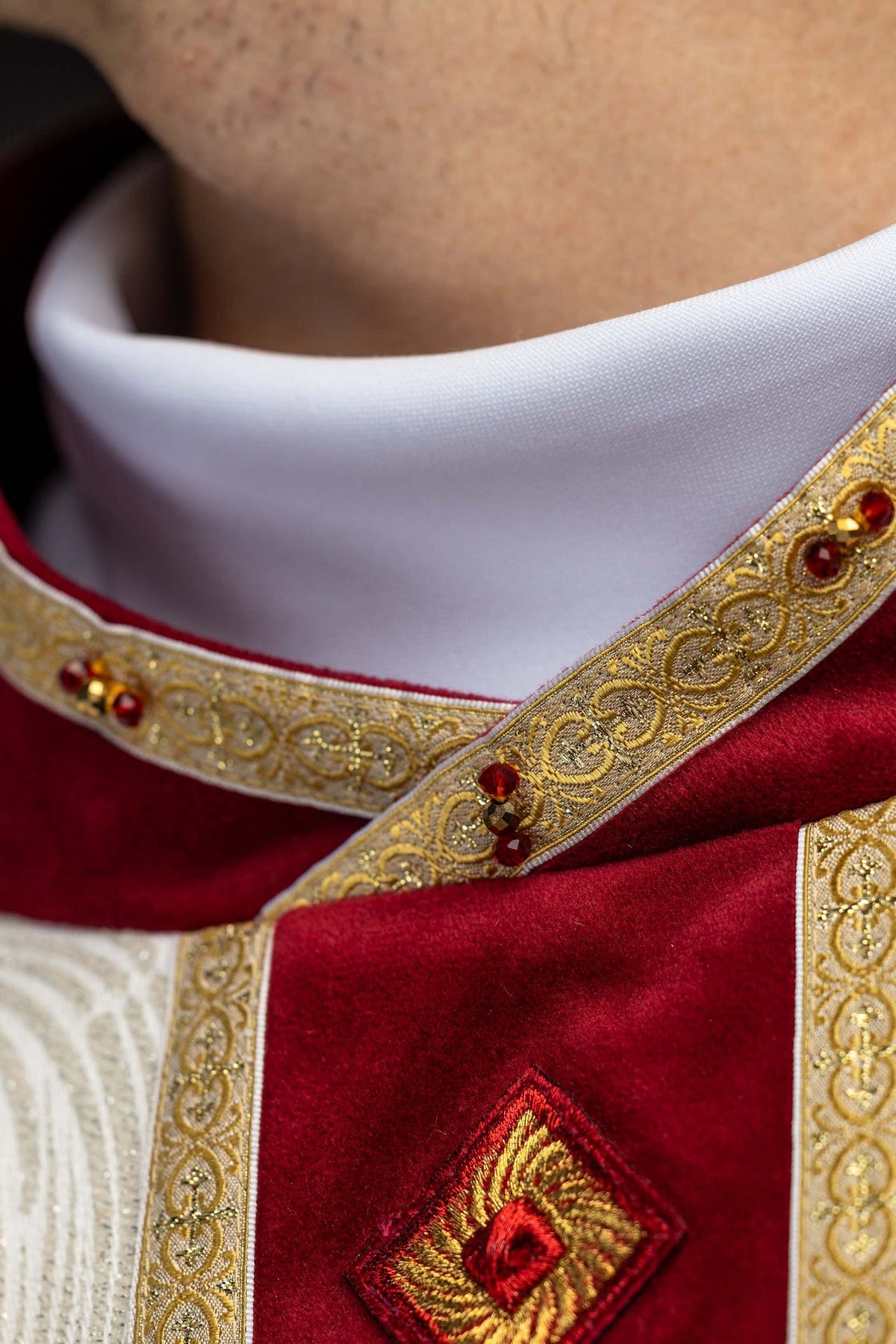 Chasuble faite main avec croix brodée et pierres naturelles 7012