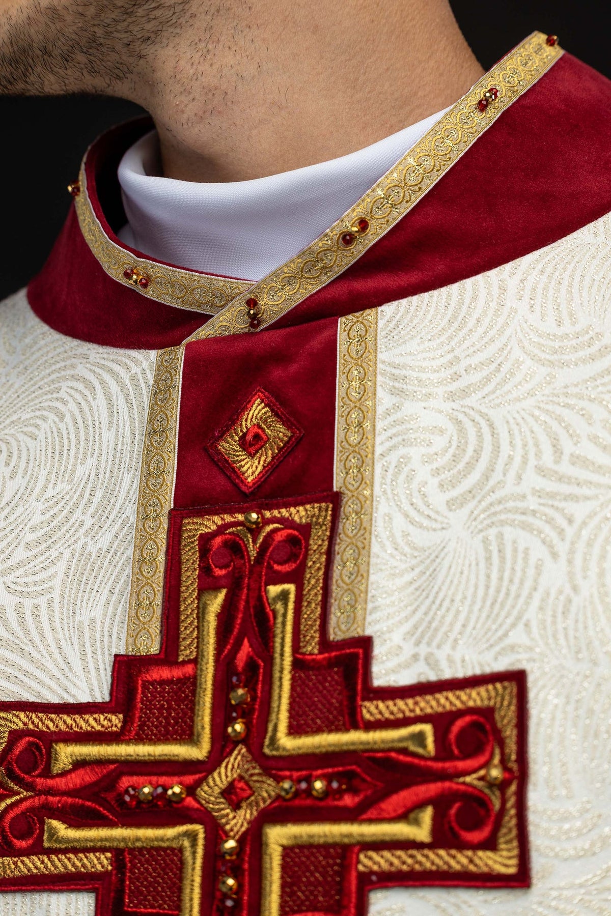 Chasuble faite main avec croix brodée et pierres naturelles 7012