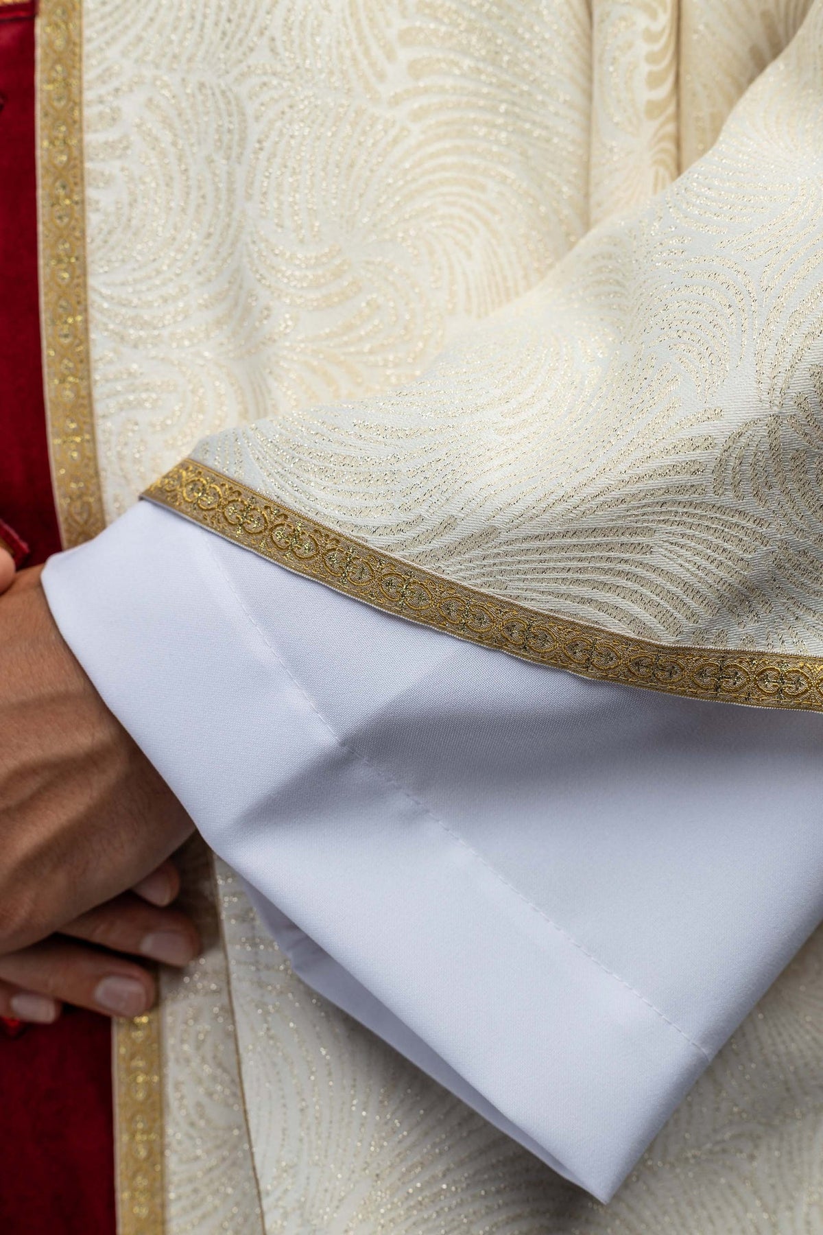 Chasuble faite main avec croix brodée et pierres naturelles 7012