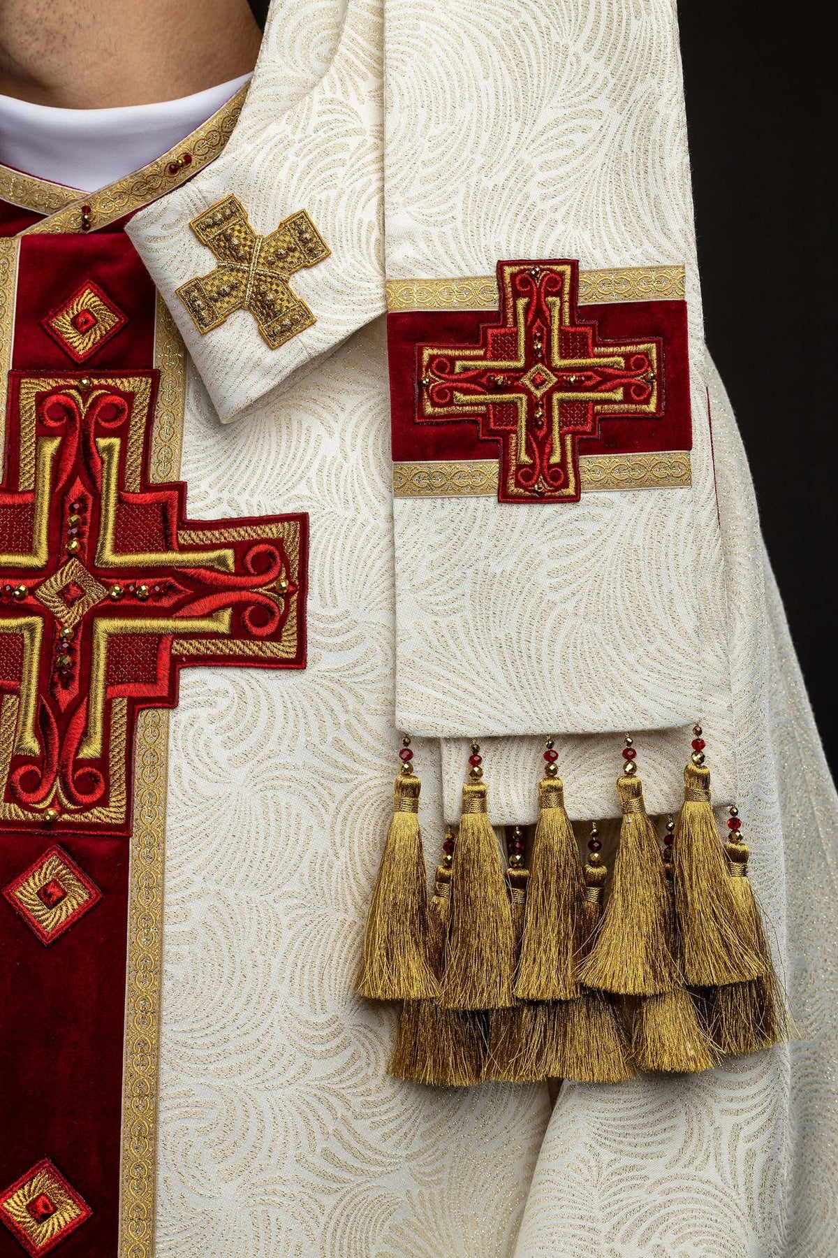 Chasuble faite main avec croix brodée et pierres naturelles 7012