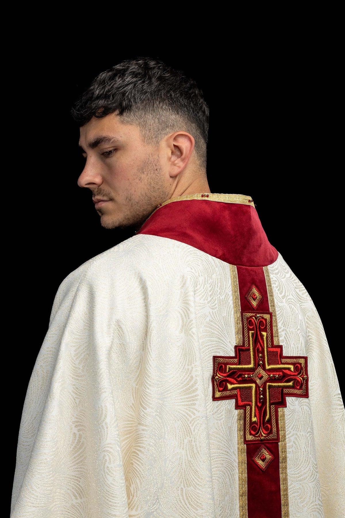 Chasuble faite main avec croix brodée et pierres naturelles 7012