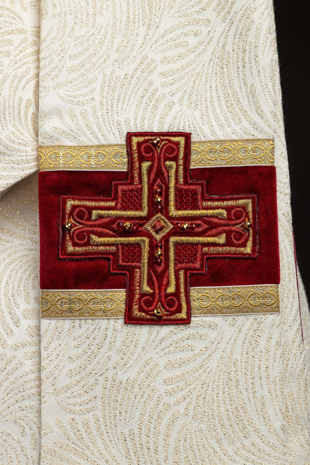 Chasuble faite main avec croix brodée et pierres naturelles 7012