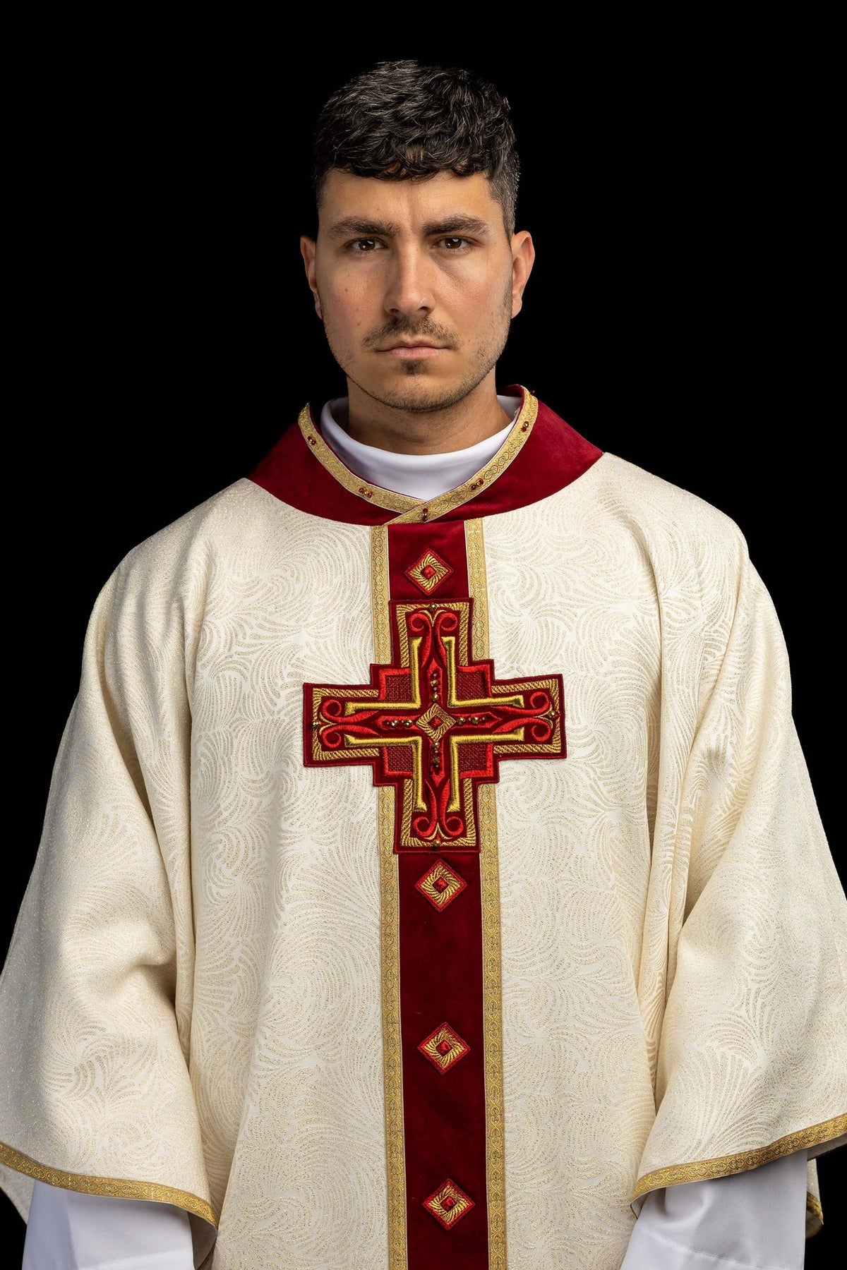 Chasuble faite main avec croix brodée et pierres naturelles 7012
