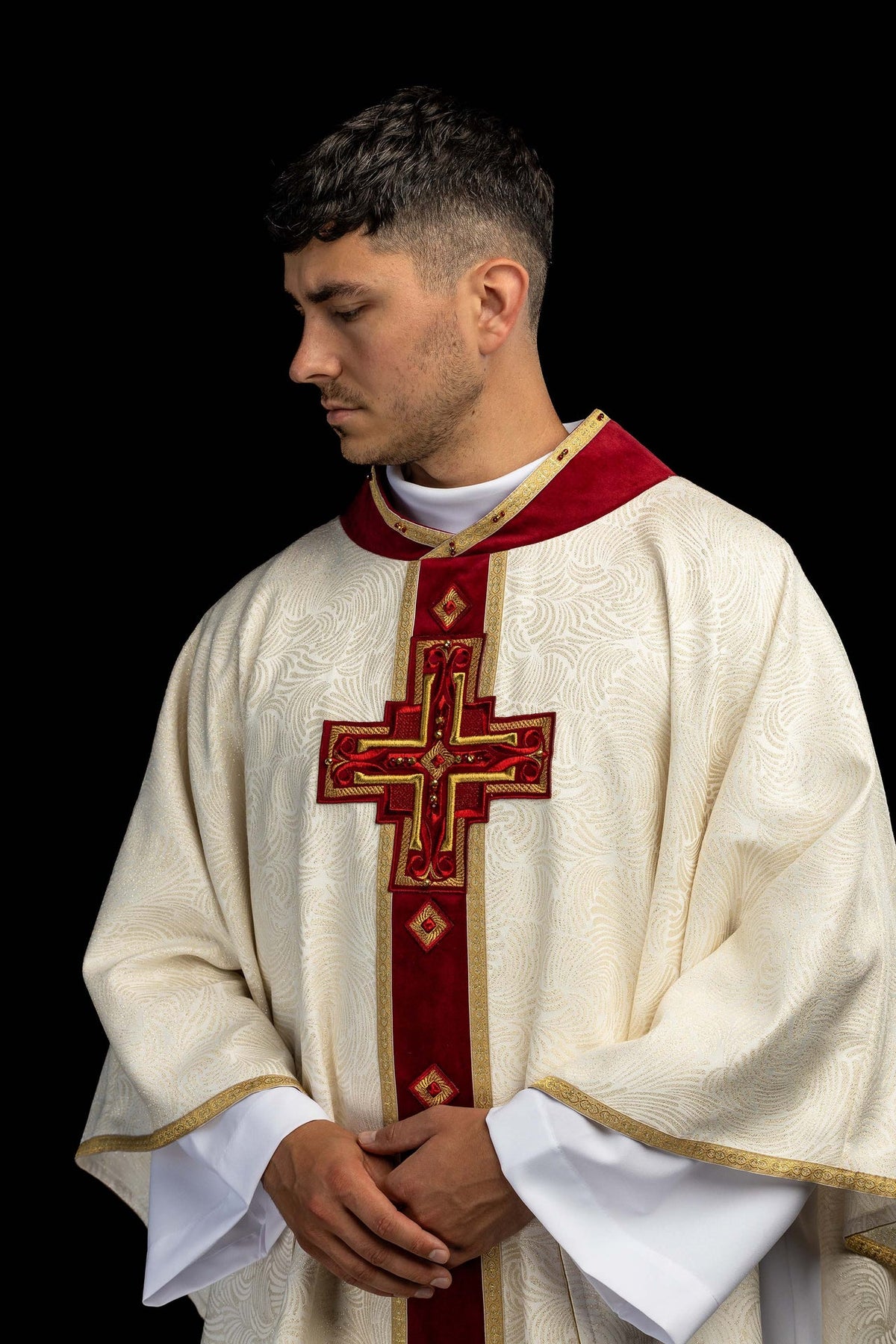 Chasuble faite main avec croix brodée et pierres naturelles 7012