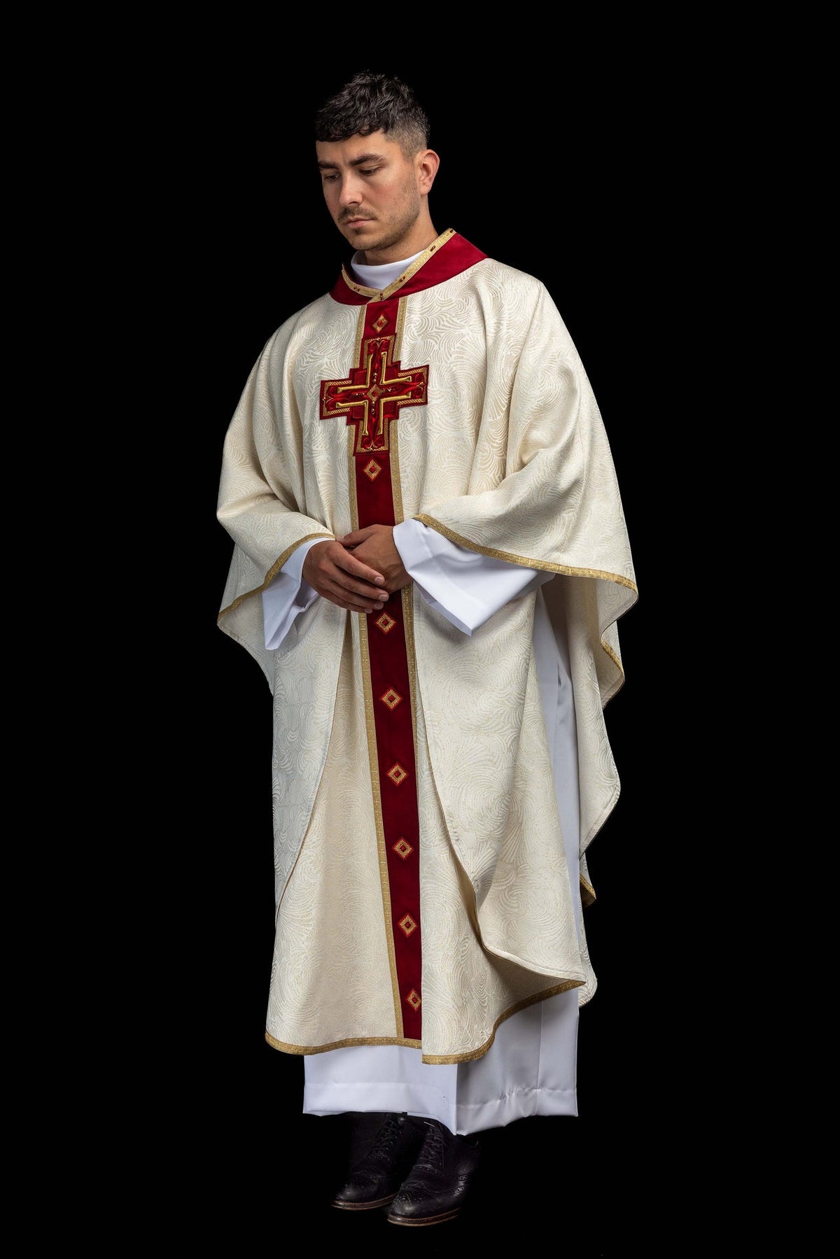 Chasuble faite main avec croix brodée et pierres naturelles 7012