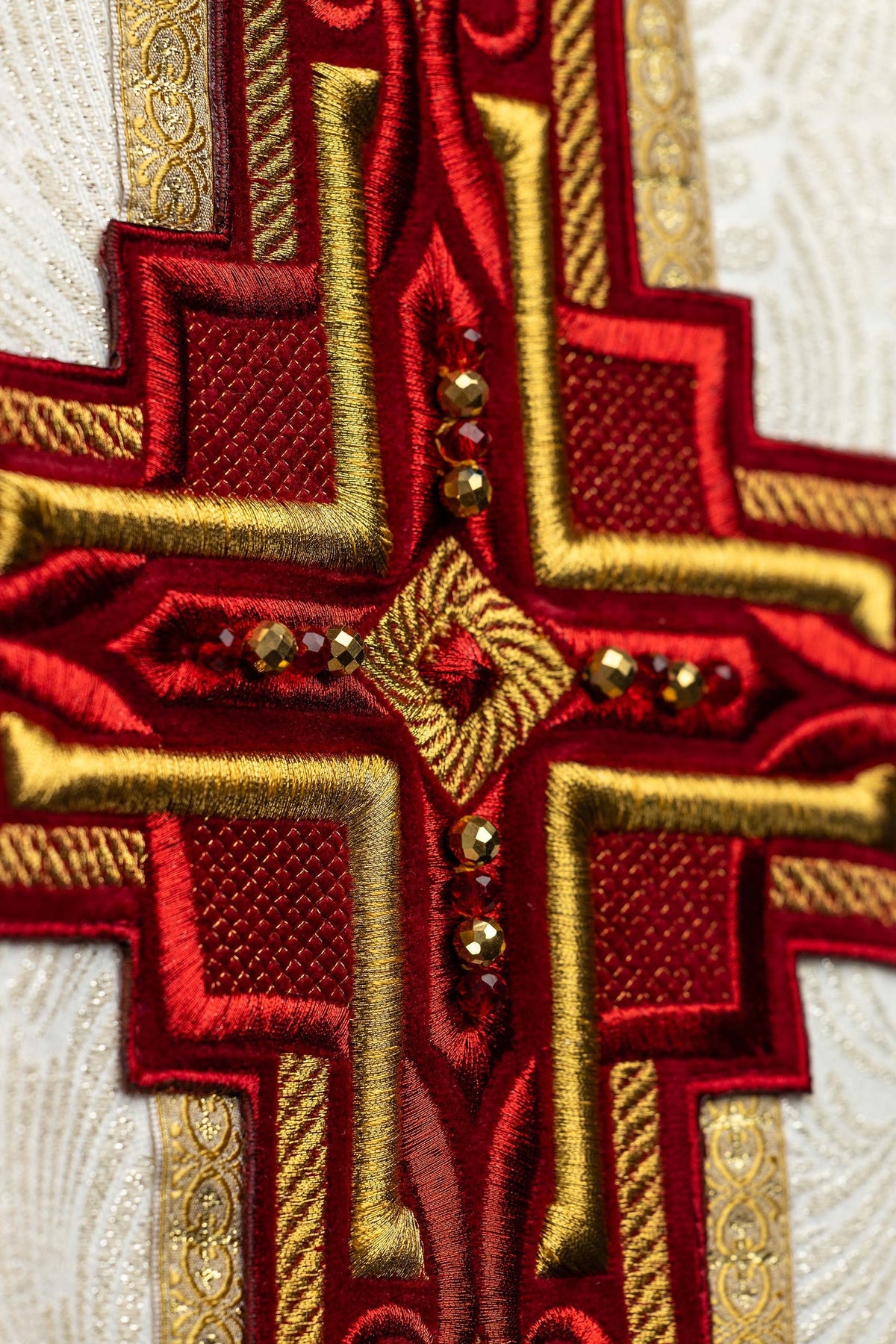 Chasuble faite main avec croix brodée et pierres naturelles 7012