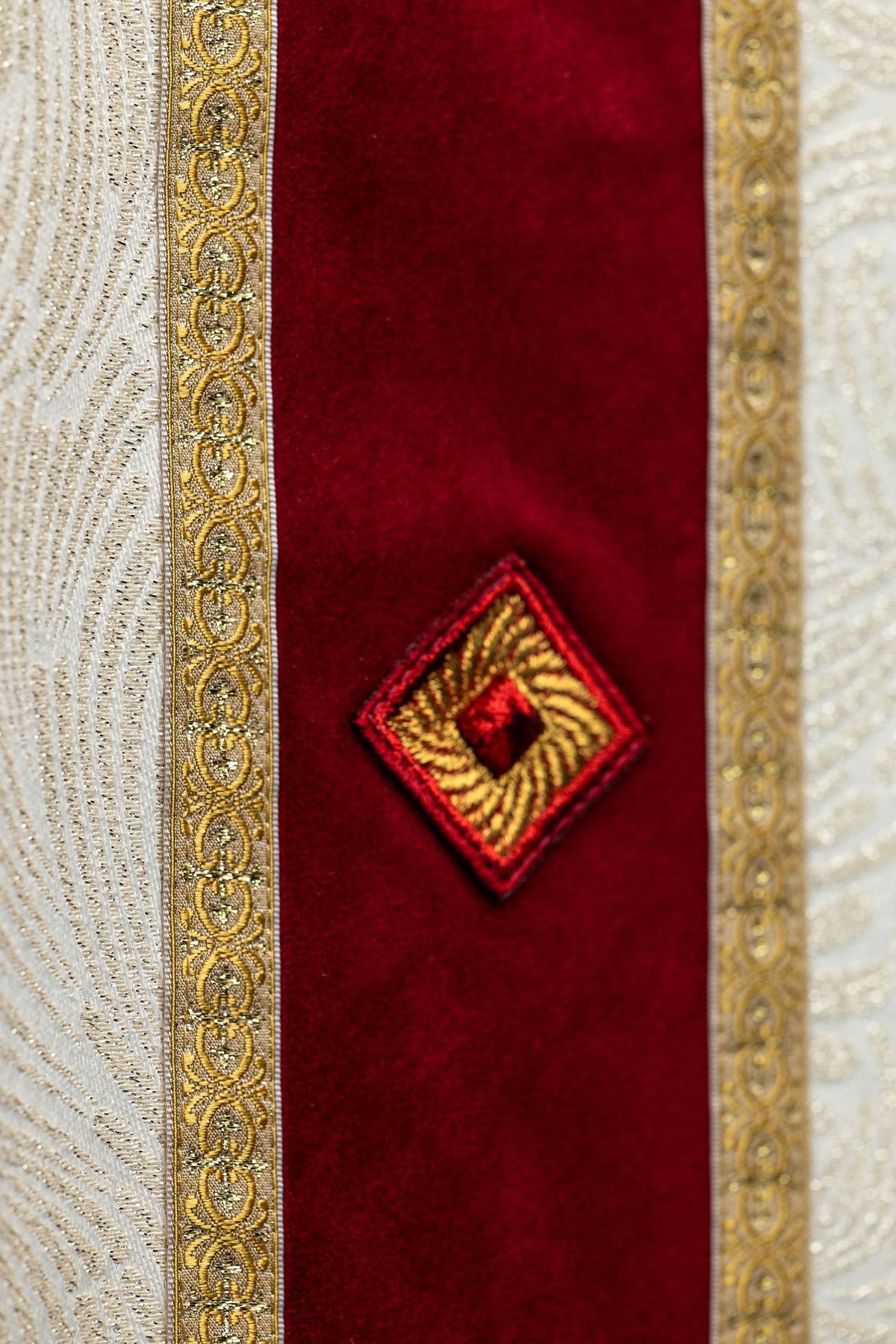 Chasuble faite main avec croix brodée et pierres naturelles 7012