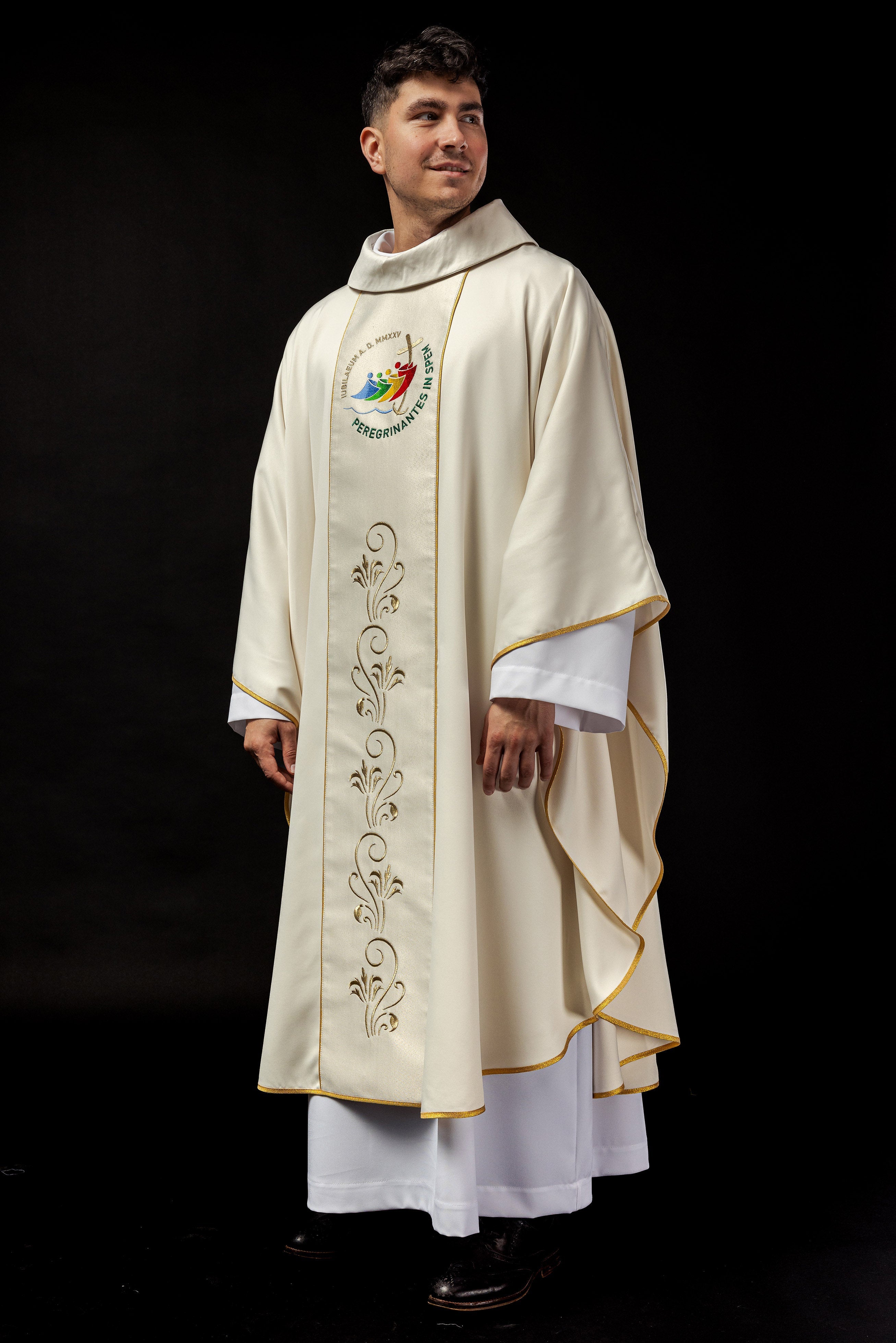 Chasuble avec ceinture brodée avec logo du jubilé écru JUBILEE ROME 2025