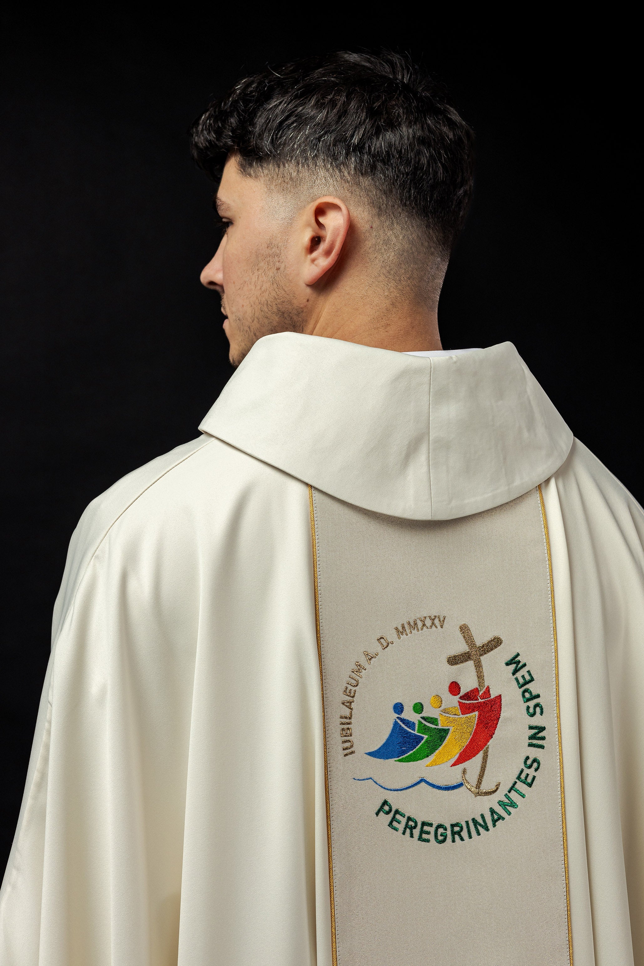 Chasuble avec ceinture brodée avec logo du jubilé écru JUBILEE ROME 2025