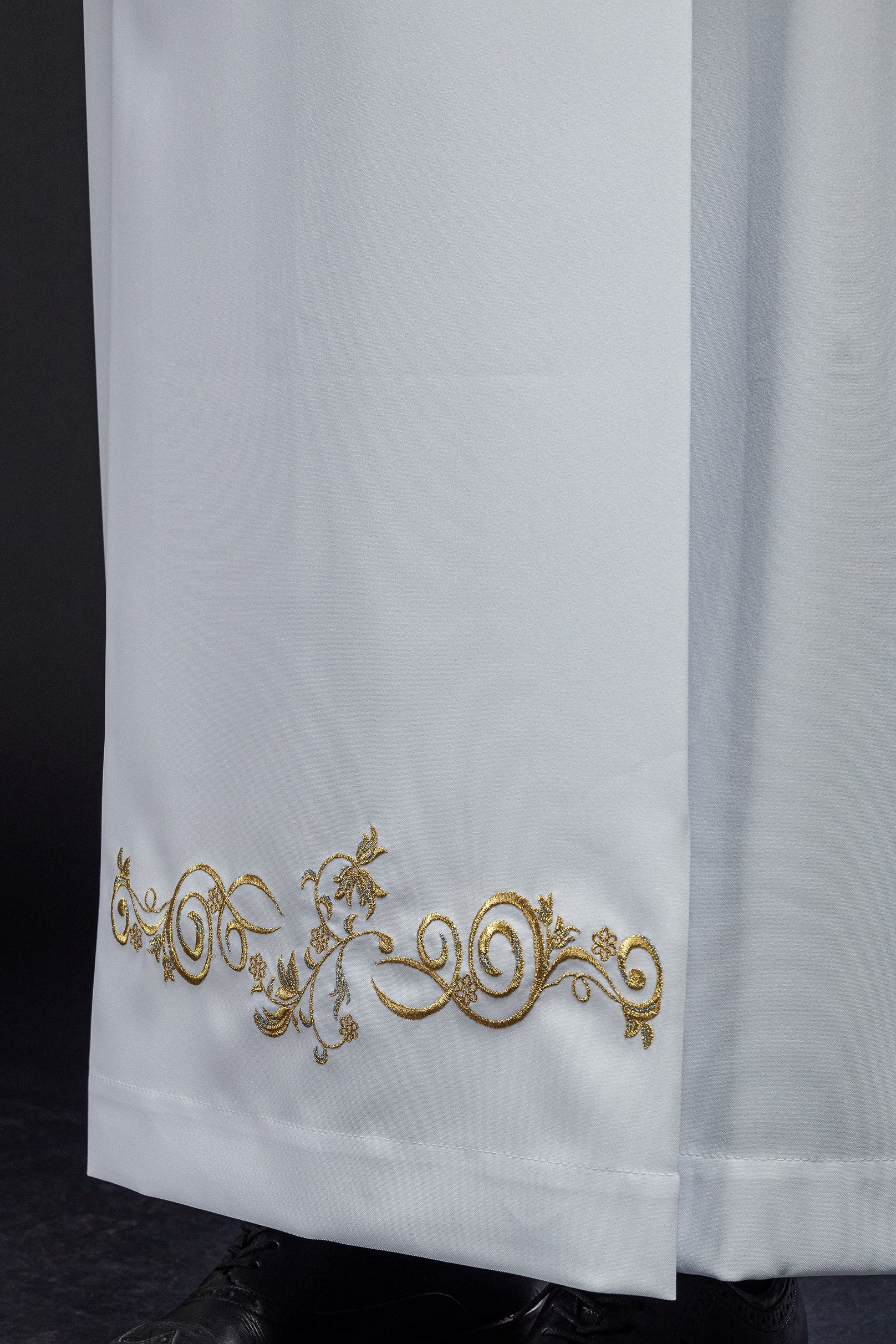 Robe de prêtre unie à col roulé Broderie blanche décorative