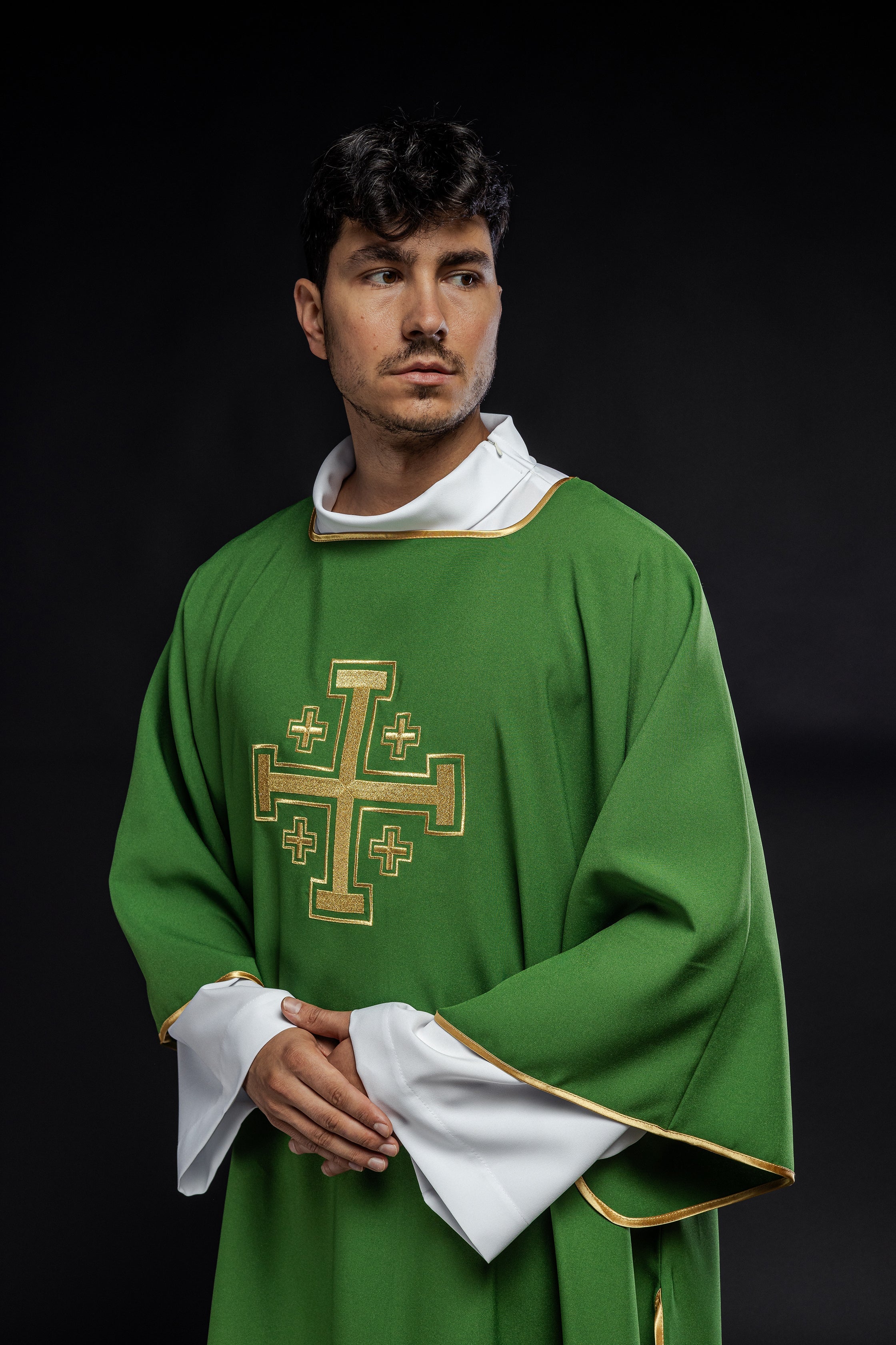 Dalmatie verte avec croix brodées en or