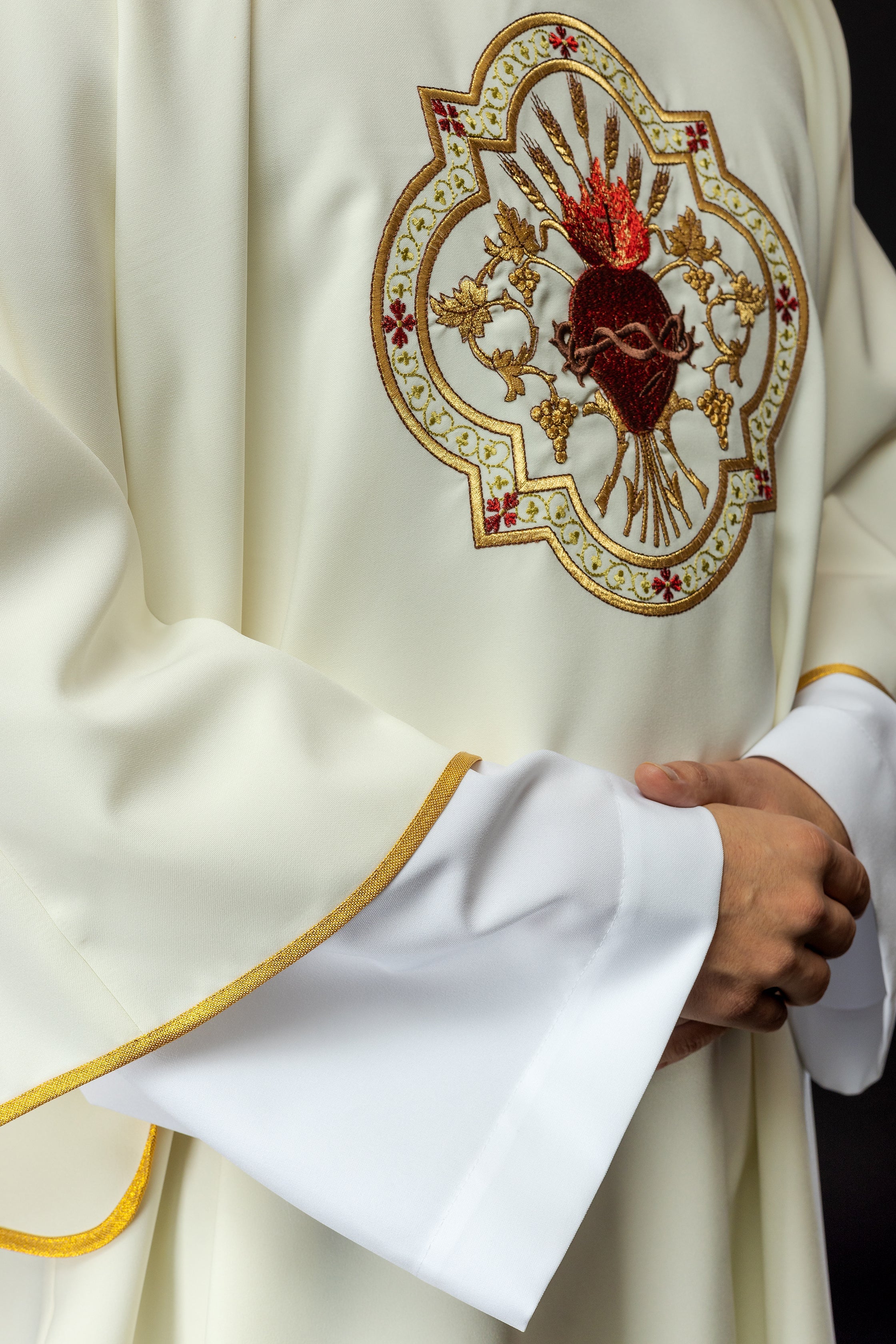 Dalmatique avec motif du Cœur de Jésus et de la coupe eucharistique