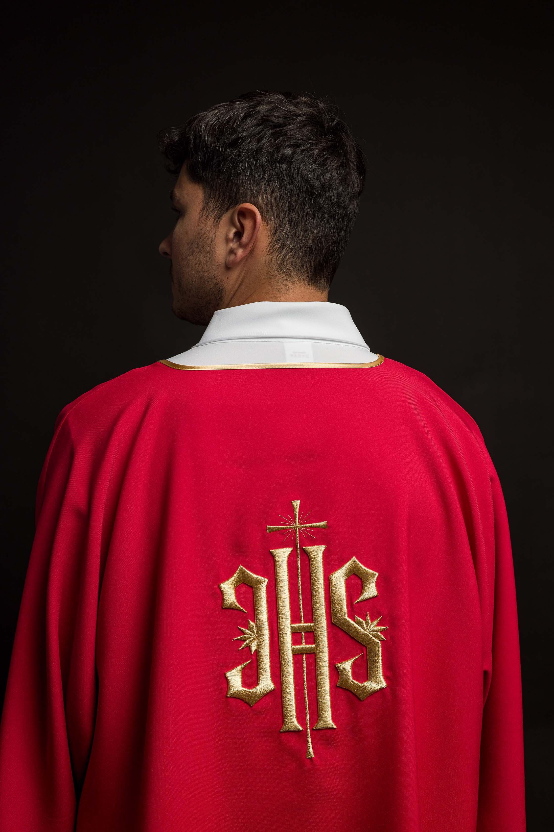 Dalmatiques rouges avec IHS brodé d'or